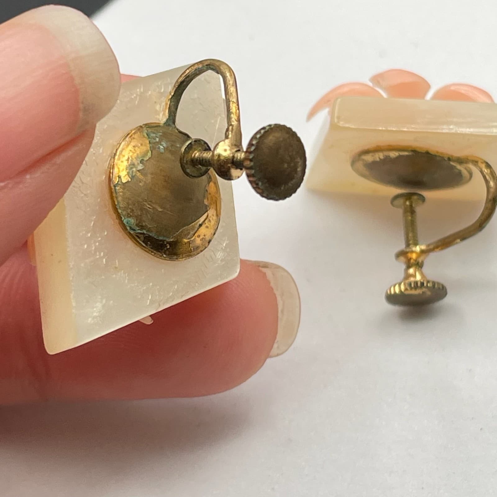 Vintage Gold-Tone Frosted Square Back Resin Flower Stud Screw-Back Earrings - Thumbnail 11