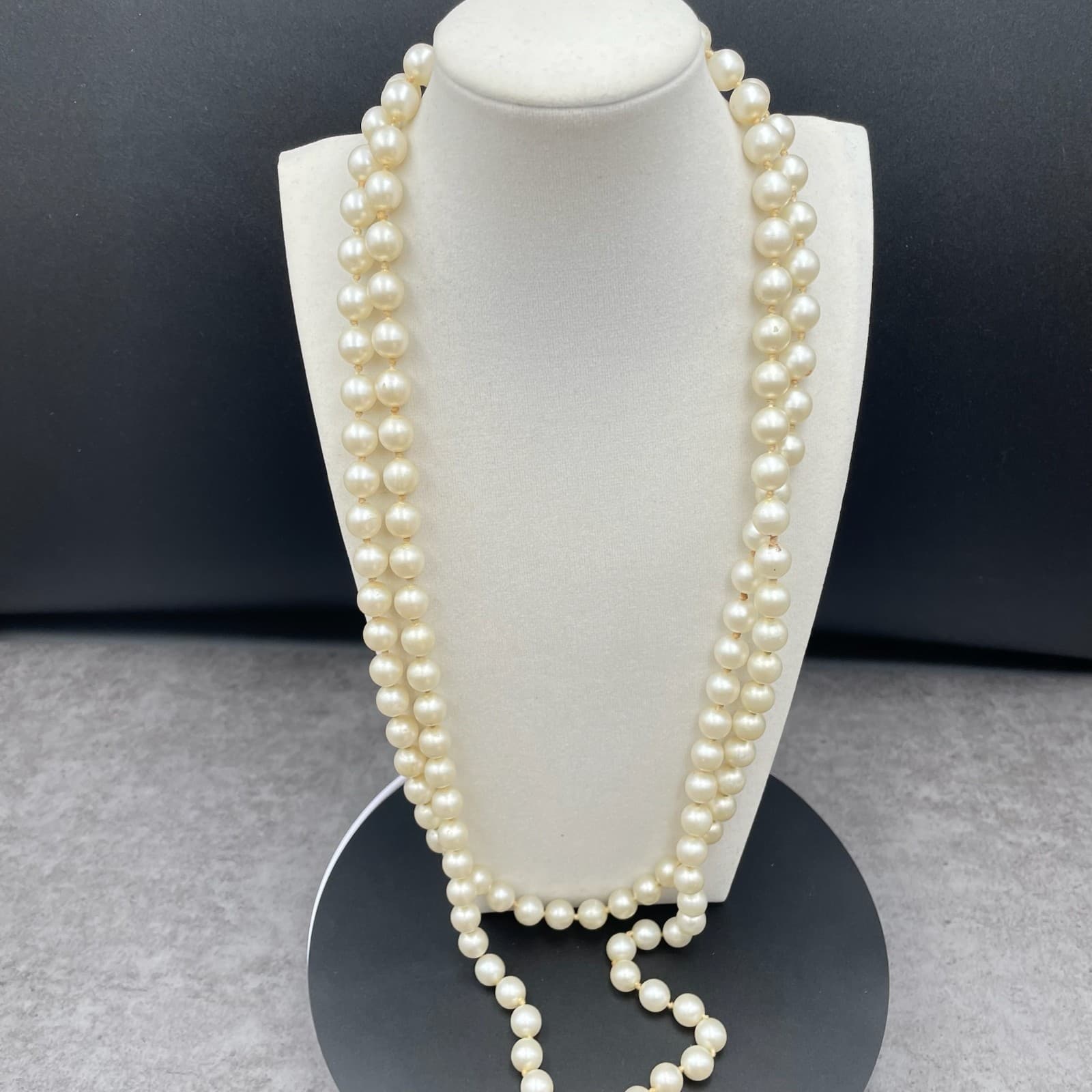 VTG Cream Classic Traditional Plastic Double-Strand Beaded Push Lock Necklace - Thumbnail 2