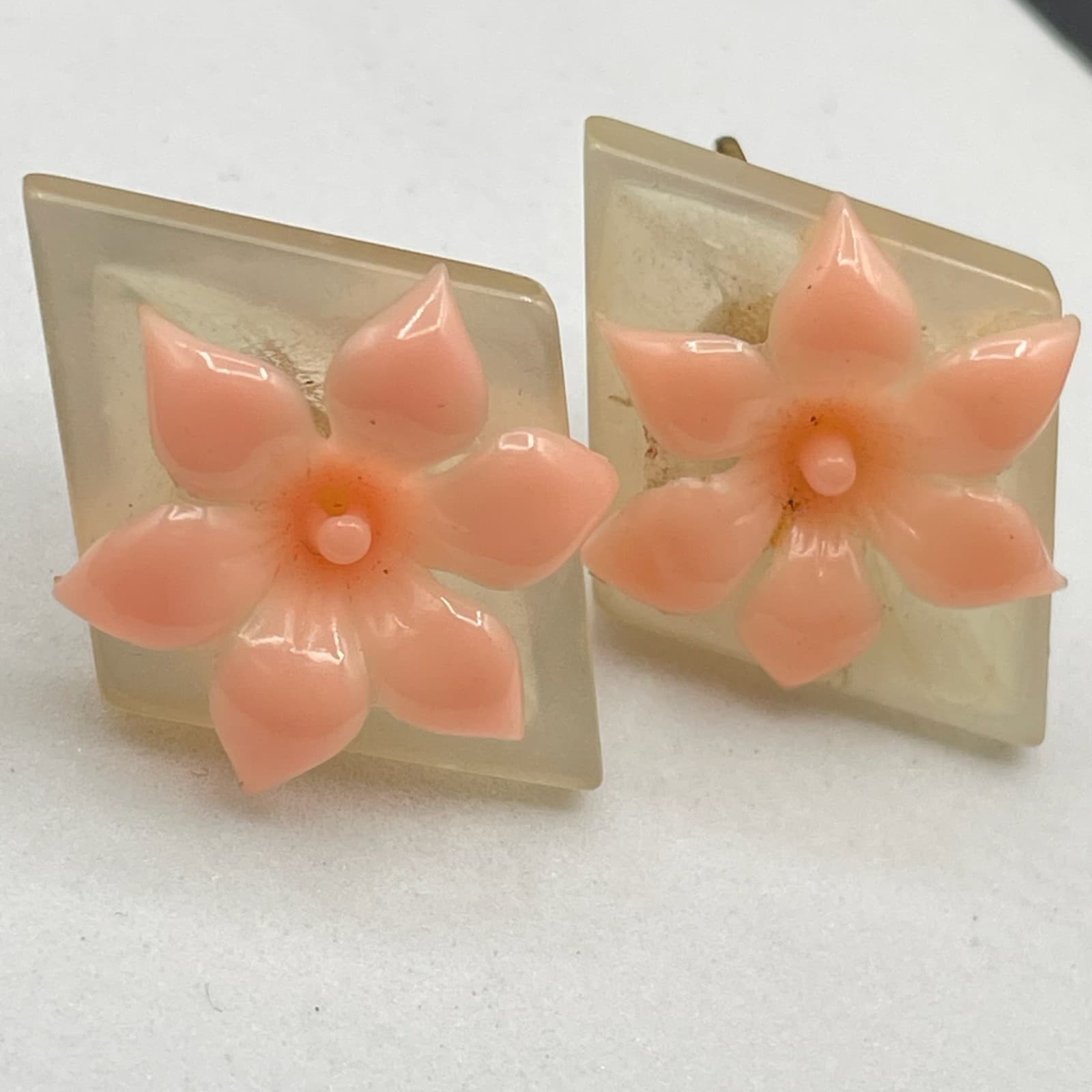 Vintage Gold-Tone Frosted Square Back Resin Flower Stud Screw-Back Earrings - Thumbnail 7