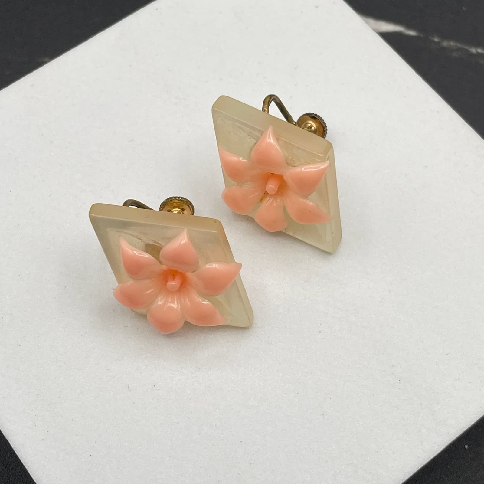 Vintage Gold-Tone Frosted Square Back Resin Flower Stud Screw-Back Earrings - Thumbnail 6