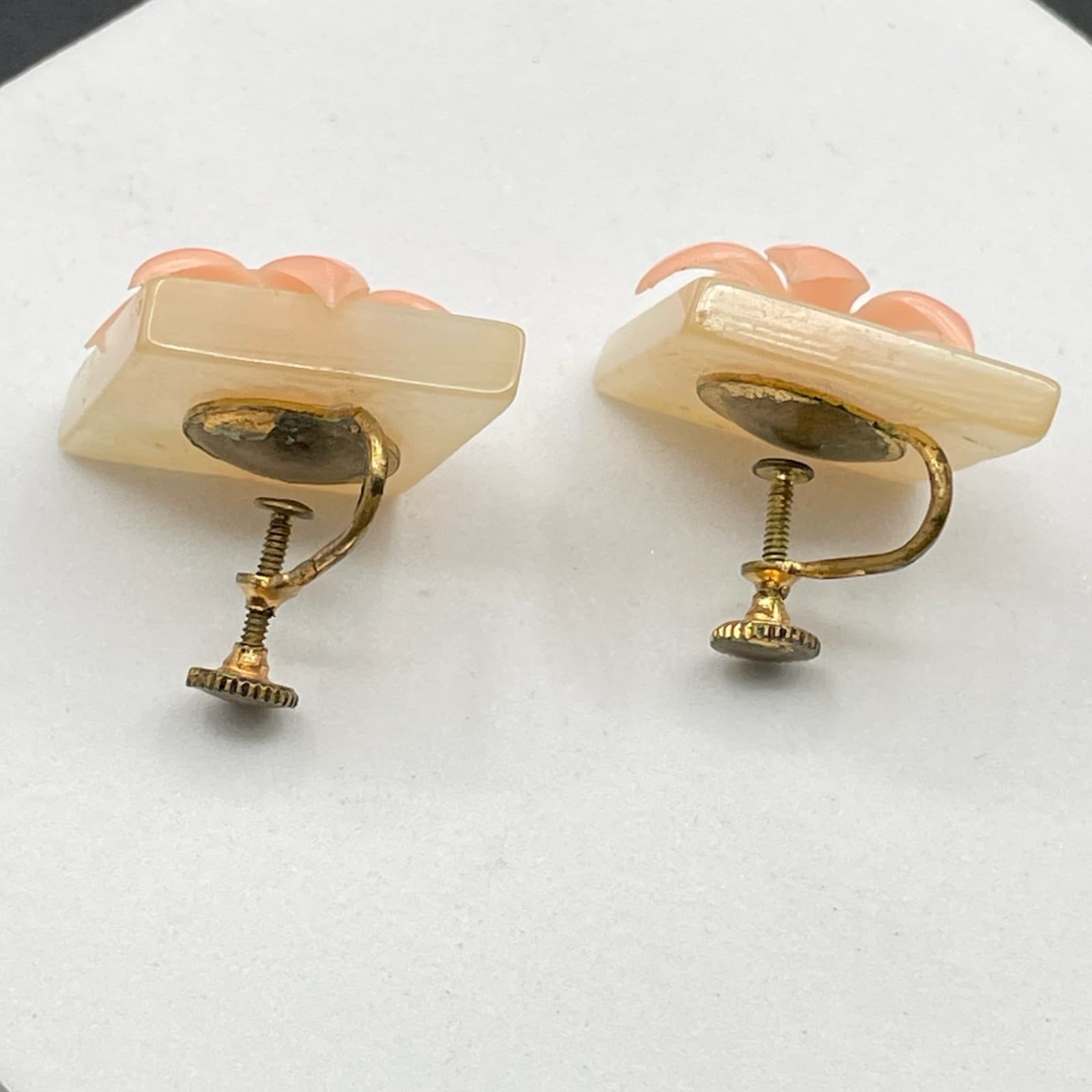 Vintage Gold-Tone Frosted Square Back Resin Flower Stud Screw-Back Earrings - Thumbnail 10