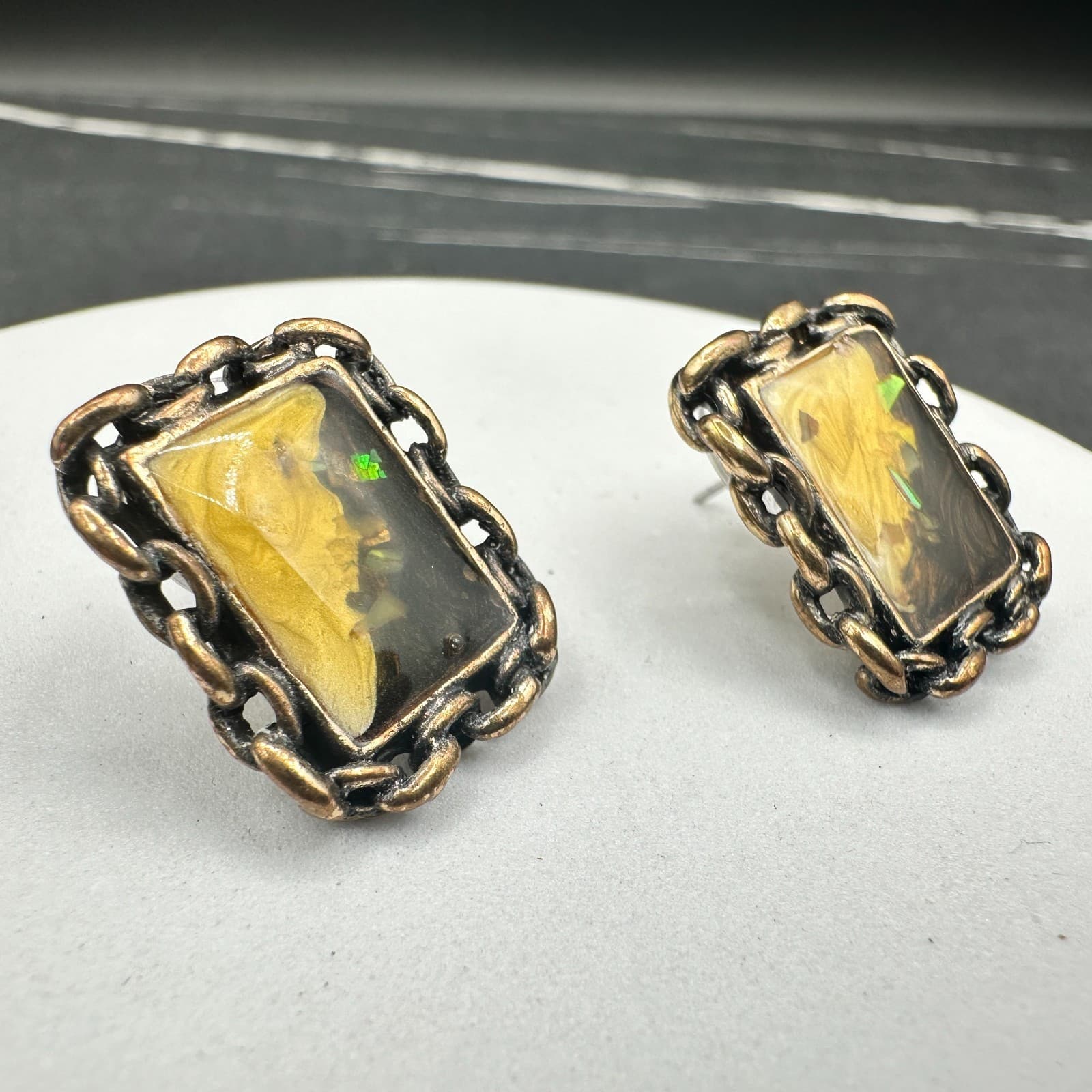 Vintage Chain-link border Frame Rectangular Resin Stud Earrings Gold Tone - Thumbnail 3