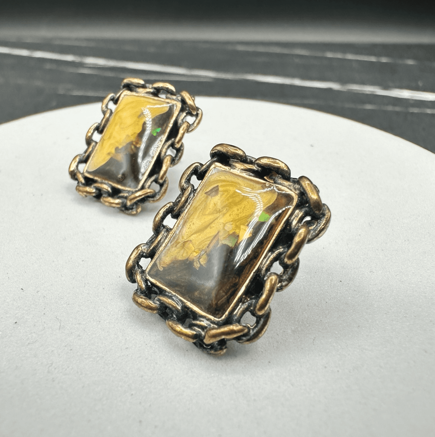 Vintage Chain-link border Frame Rectangular Resin Stud Earrings Gold Tone - Thumbnail 4