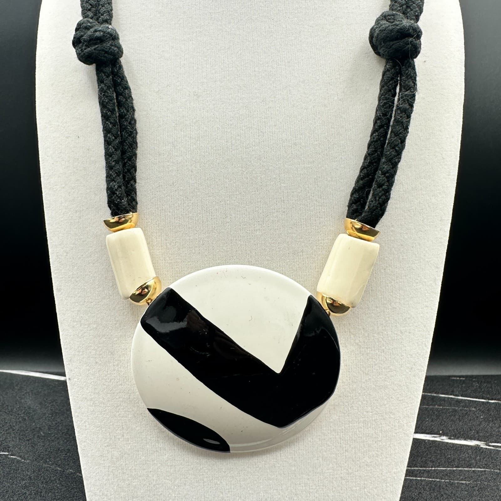 VTG 90s 80s Black White Pendant Necklace Cord Rope Enamel Round Geometric Style - Thumbnail 3