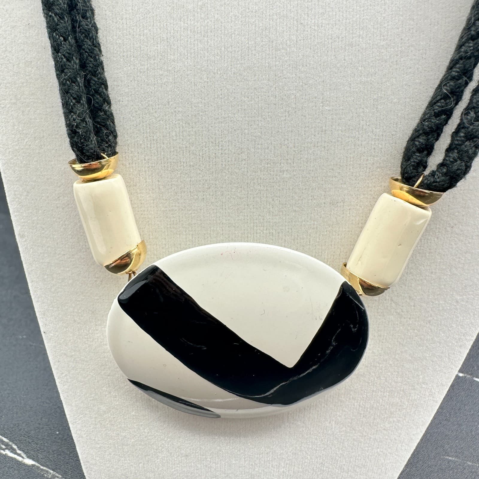 VTG 90s 80s Black White Pendant Necklace Cord Rope Enamel Round Geometric Style - Thumbnail 9