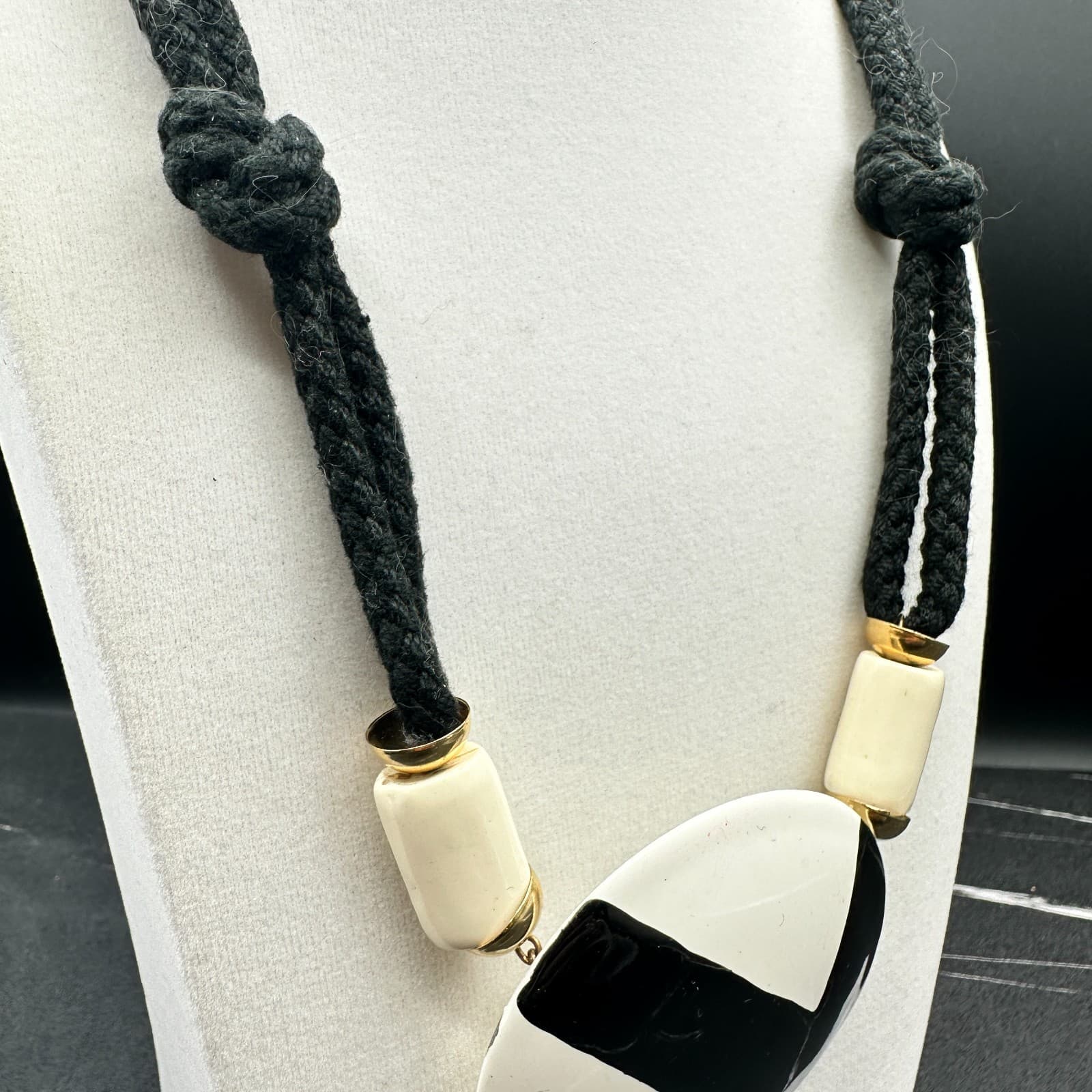 VTG 90s 80s Black White Pendant Necklace Cord Rope Enamel Round Geometric Style - Thumbnail 4