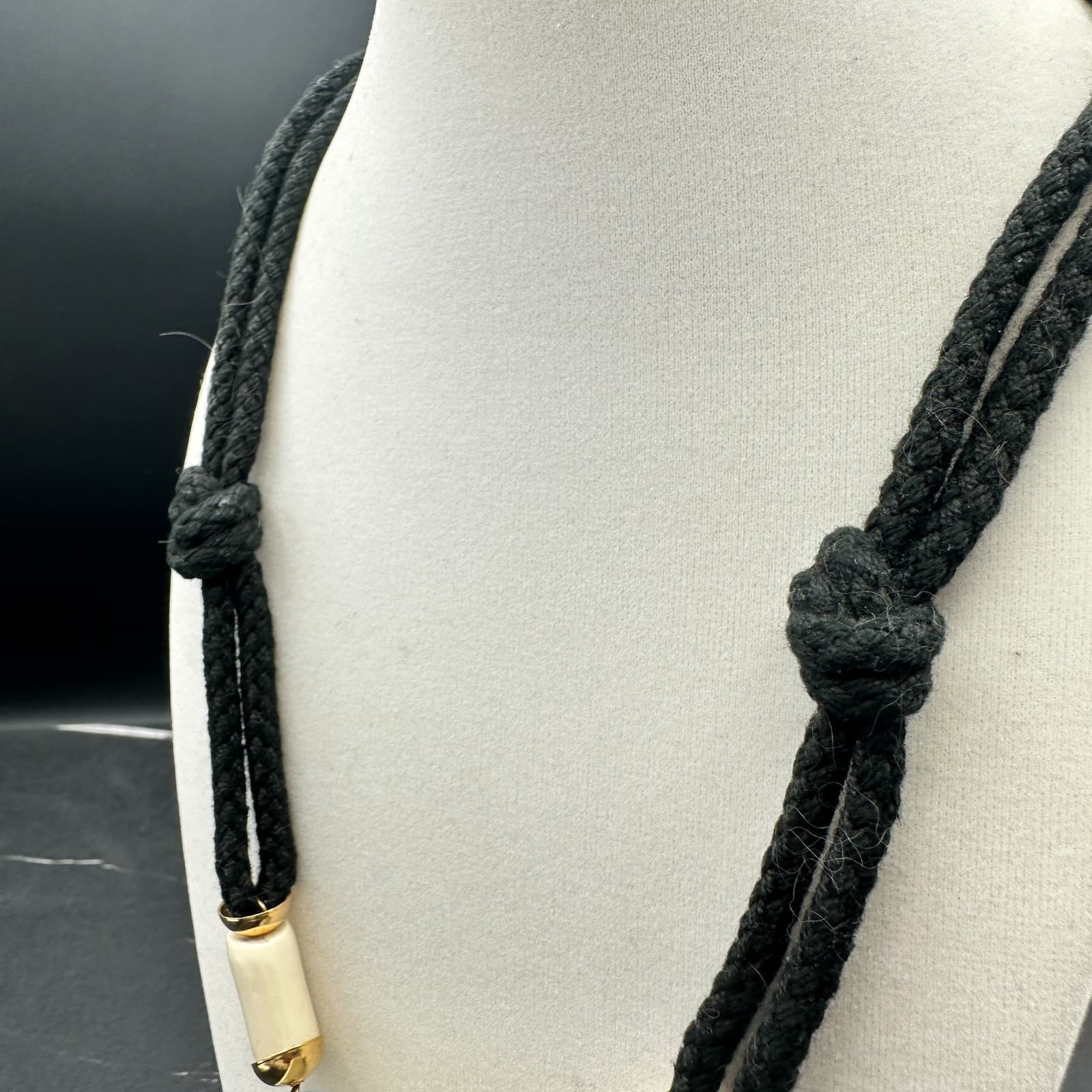 VTG 90s 80s Black White Pendant Necklace Cord Rope Enamel Round Geometric Style - Thumbnail 7