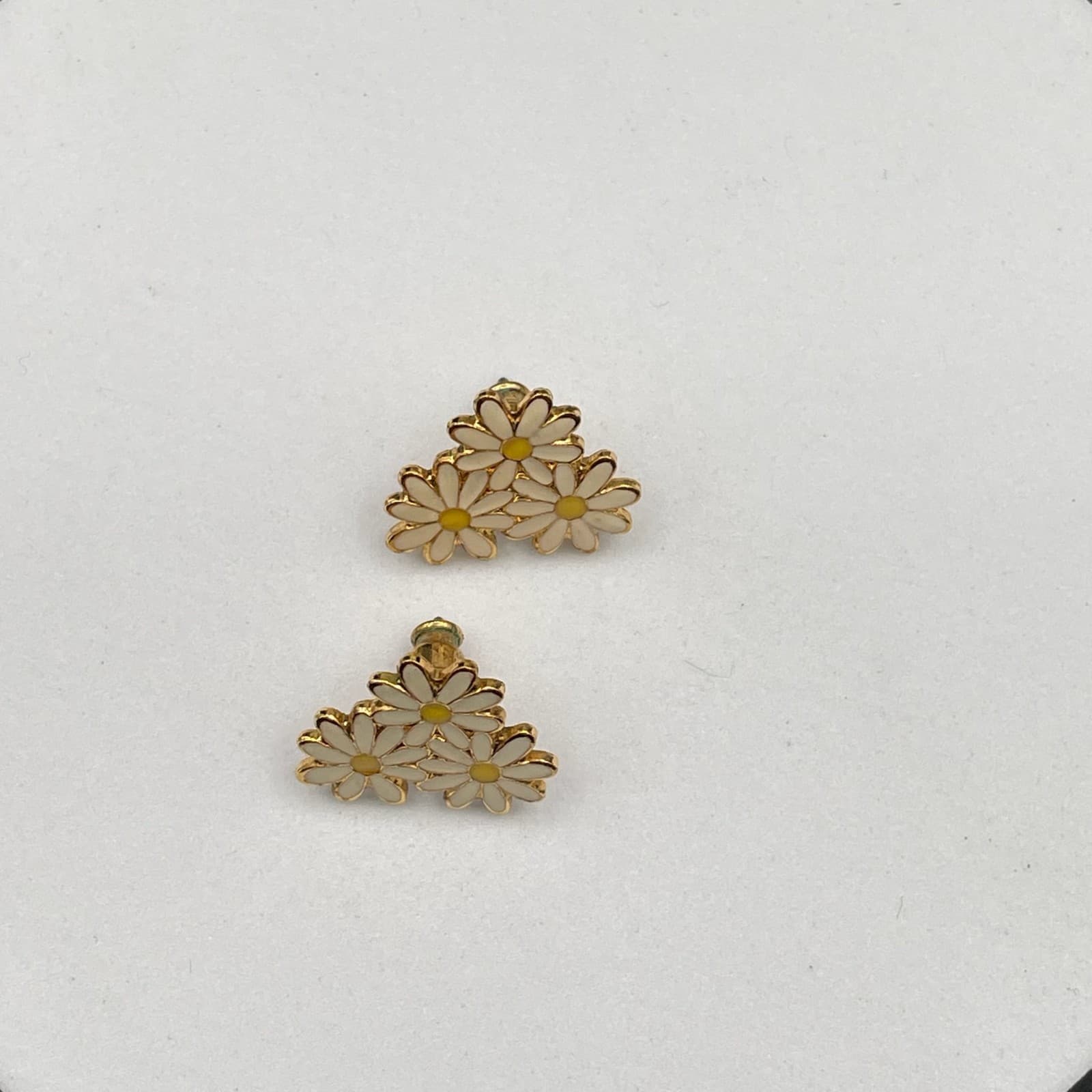 Contemporary Gold-Tone White Triple Marguerite Pistils Daisy Stud Post Earrings - Thumbnail 6