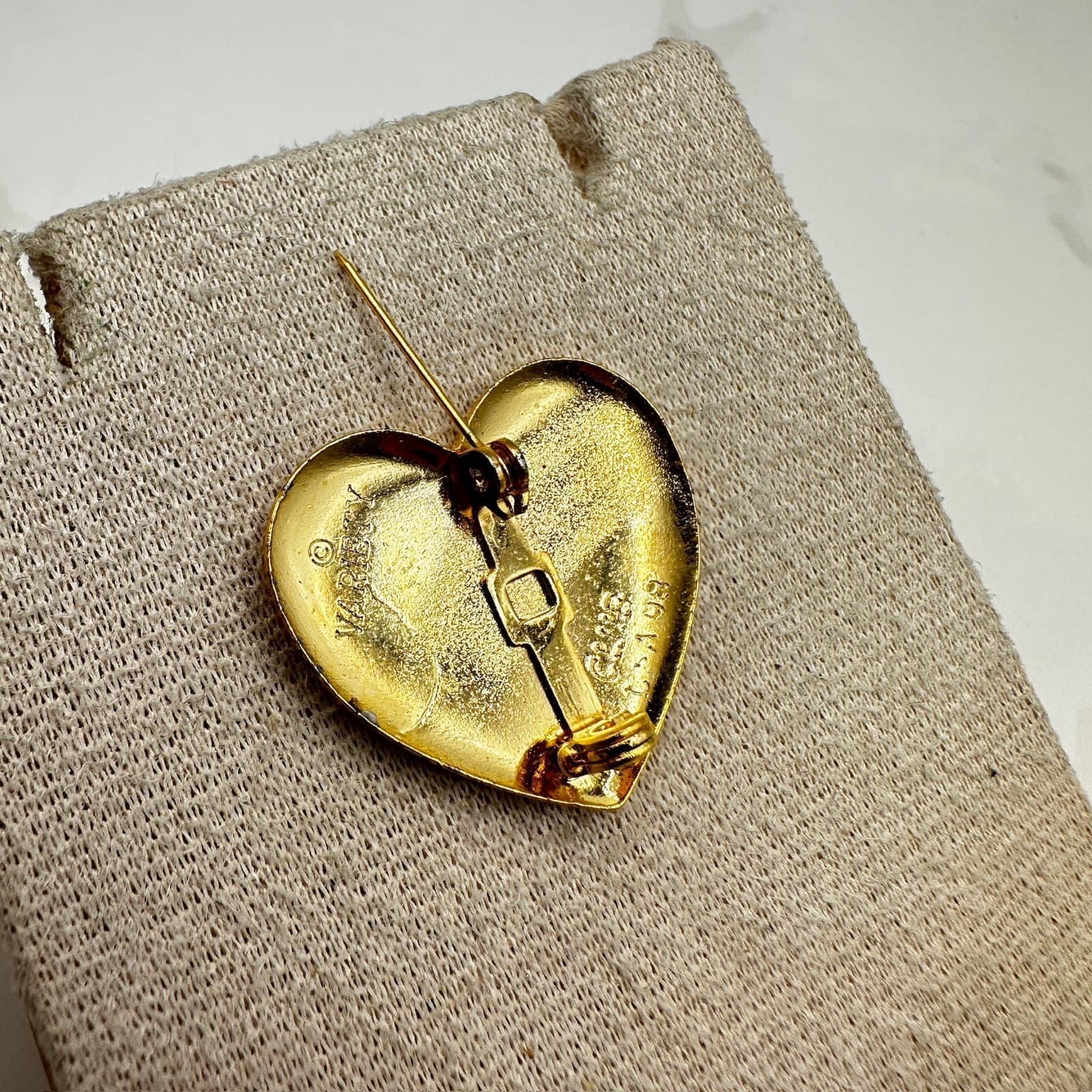 Vintage Variety Club USA 98 Gold-Toned Engraved Rainbow Heart Lapel Pin Badge - Thumbnail 4