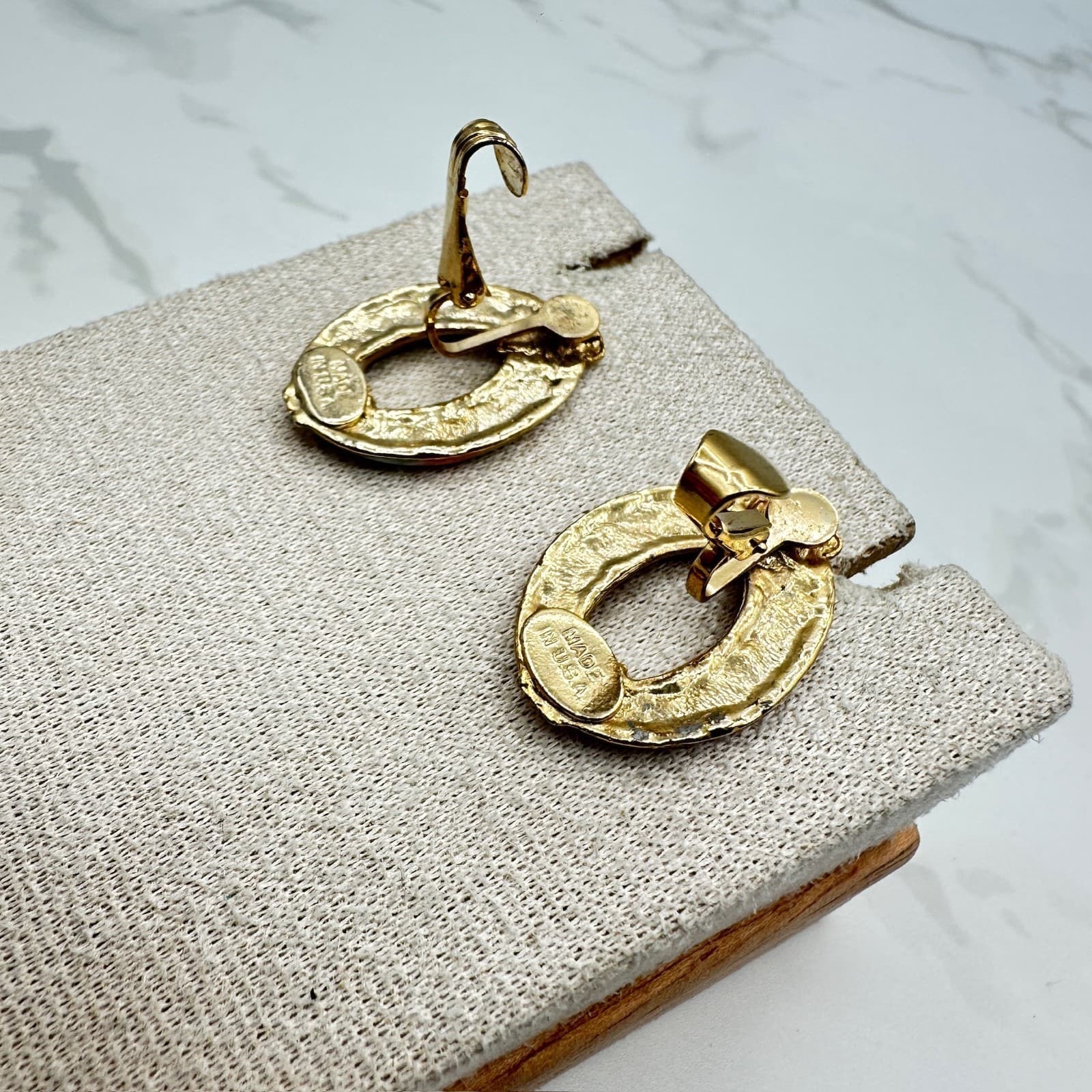 Vintage Gold-Tone Oval Shaped Marbled Enamel Stud Clip-On Earning USA Made - Thumbnail 4