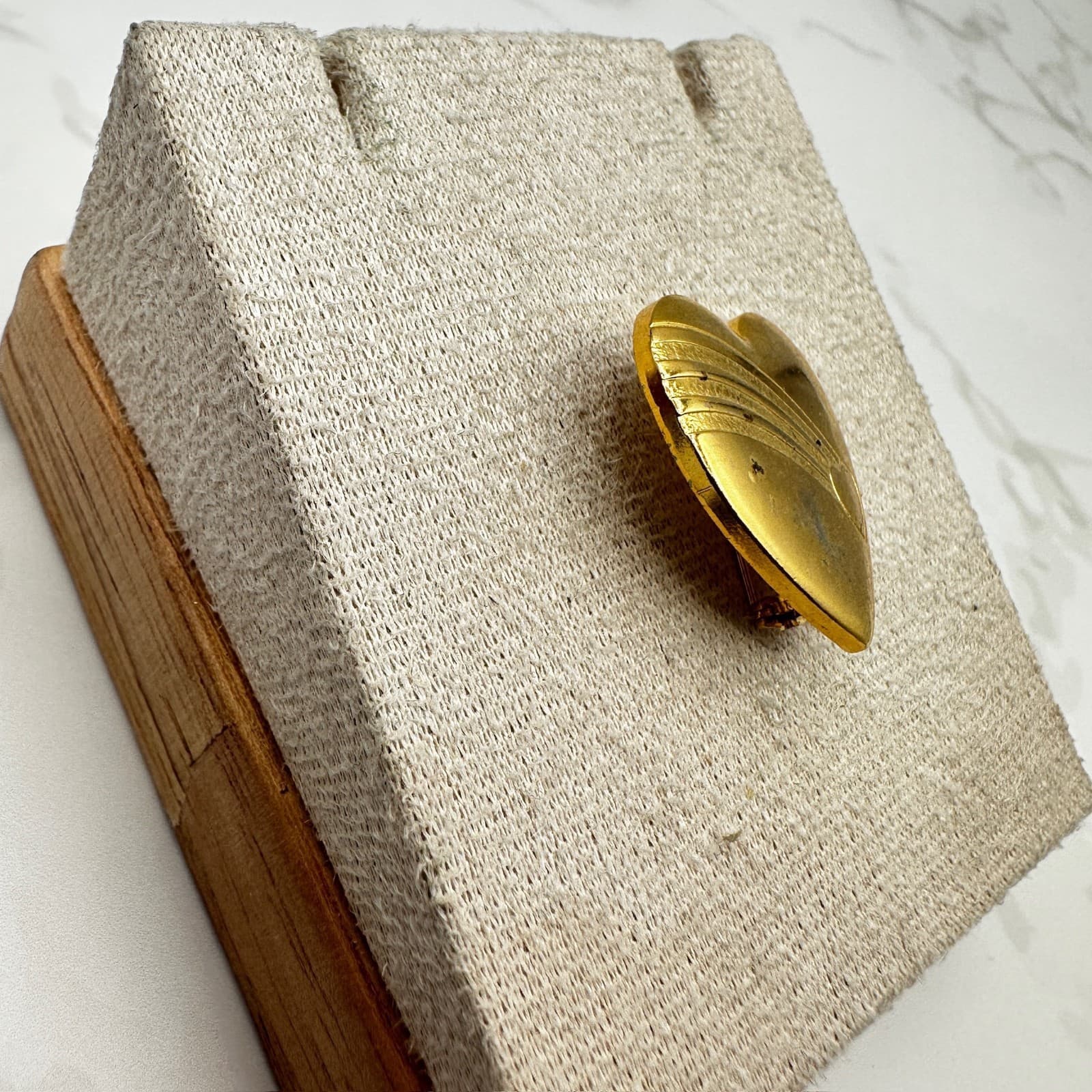 Vintage Variety Club USA 98 Gold-Toned Engraved Rainbow Heart Lapel Pin Badge - Thumbnail 3