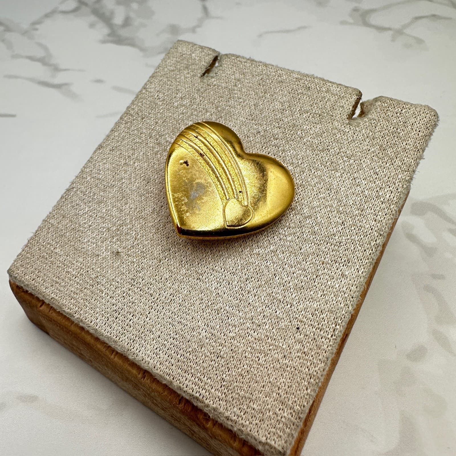 Vintage Variety Club USA 98 Gold-Toned Engraved Rainbow Heart Lapel Pin Badge - Thumbnail 2