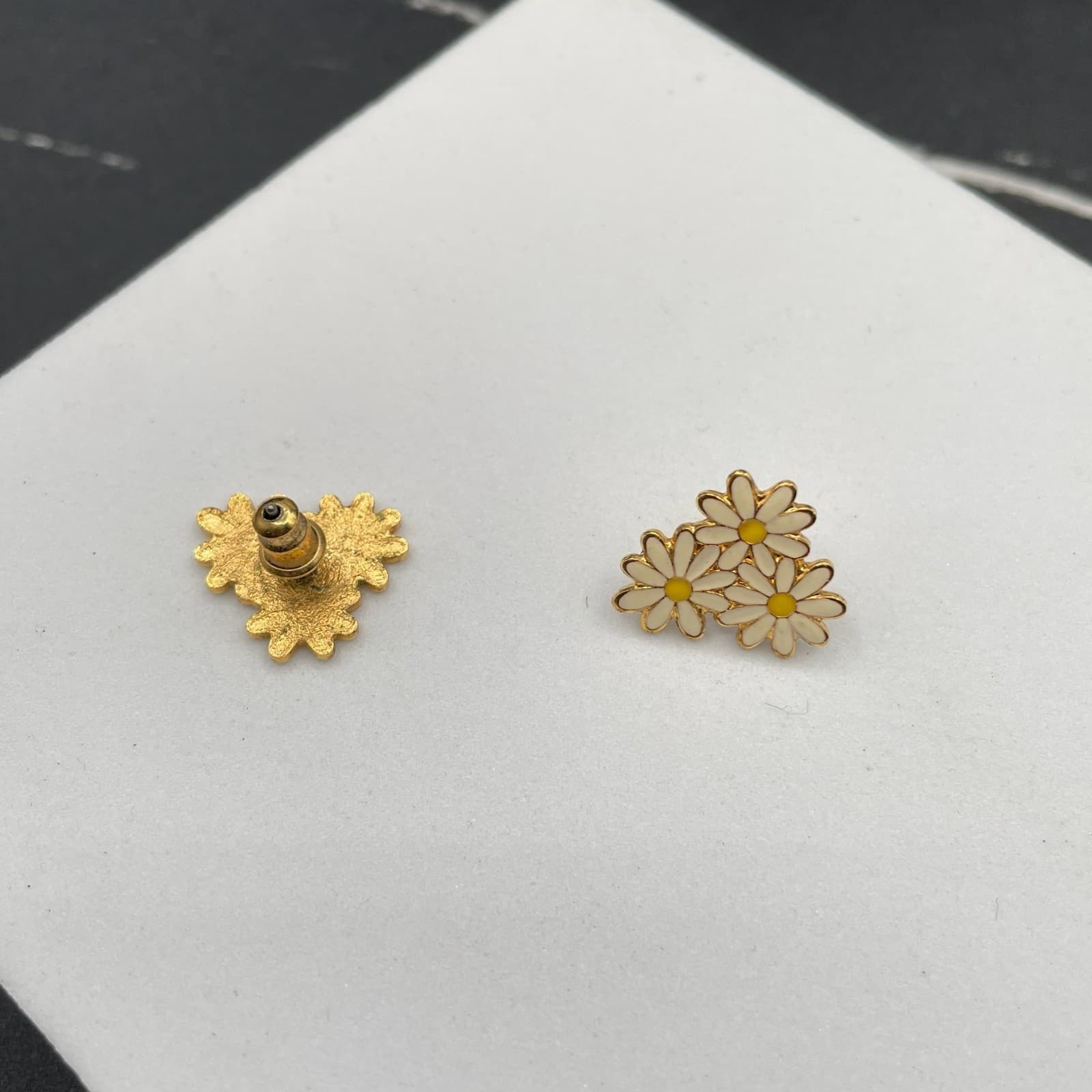 Contemporary Gold-Tone White Triple Marguerite Pistils Daisy Stud Post Earrings - Thumbnail 3