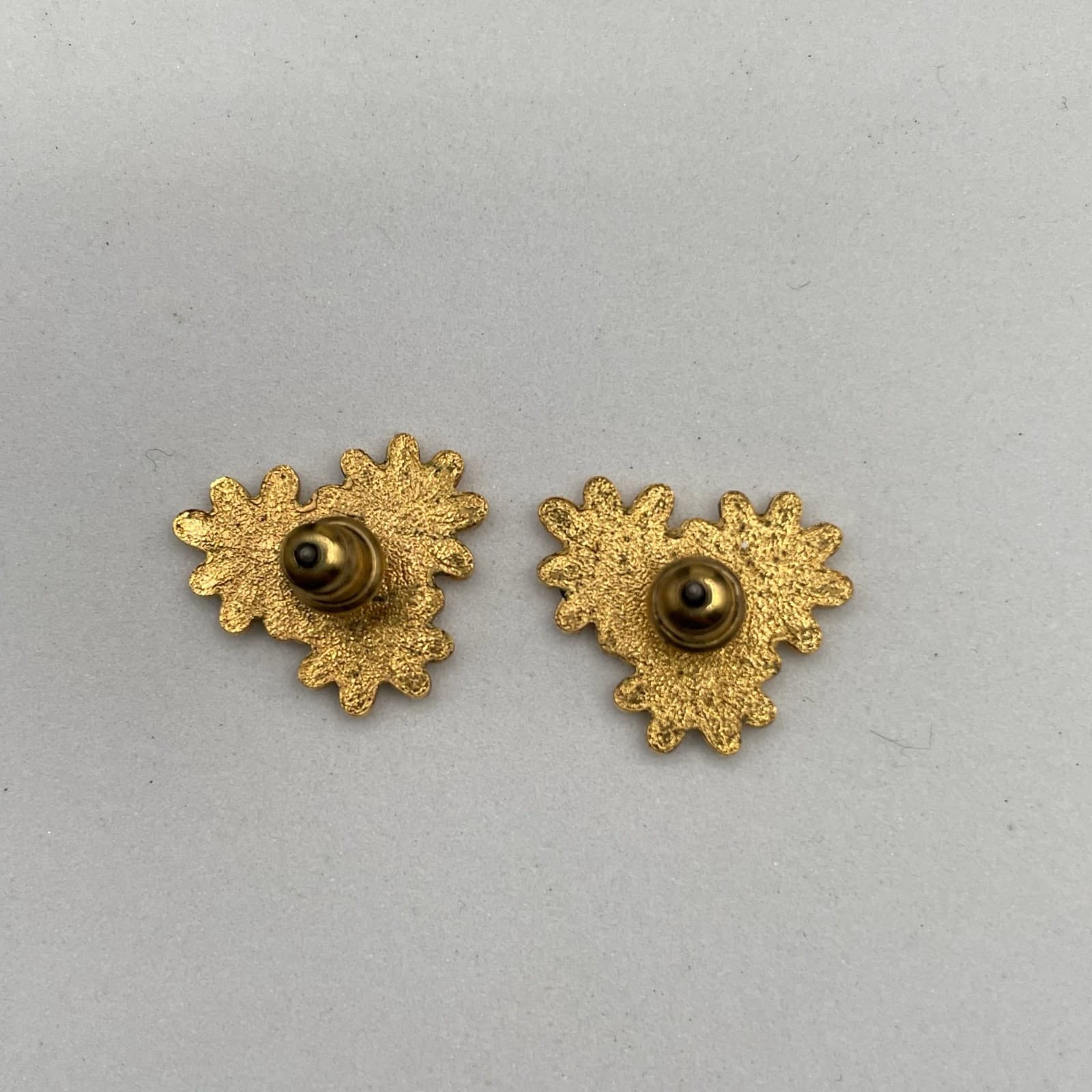 Contemporary Gold-Tone White Triple Marguerite Pistils Daisy Stud Post Earrings - Thumbnail 4