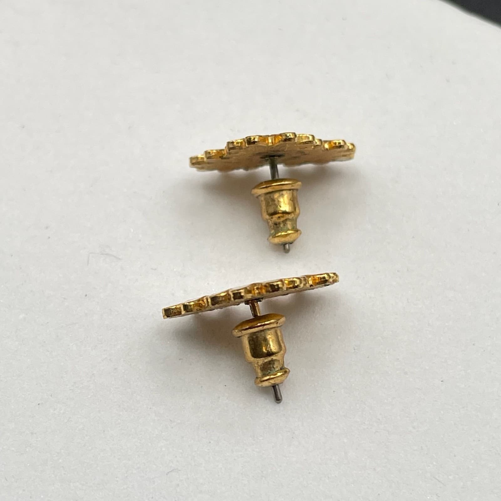 Contemporary Gold-Tone White Triple Marguerite Pistils Daisy Stud Post Earrings - Thumbnail 8