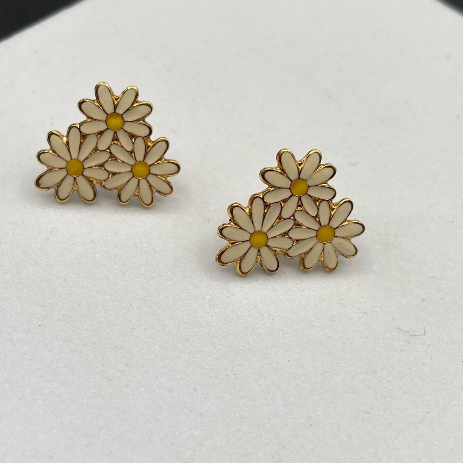 Contemporary Gold-Tone White Triple Marguerite Pistils Daisy Stud Post Earrings - Thumbnail 5