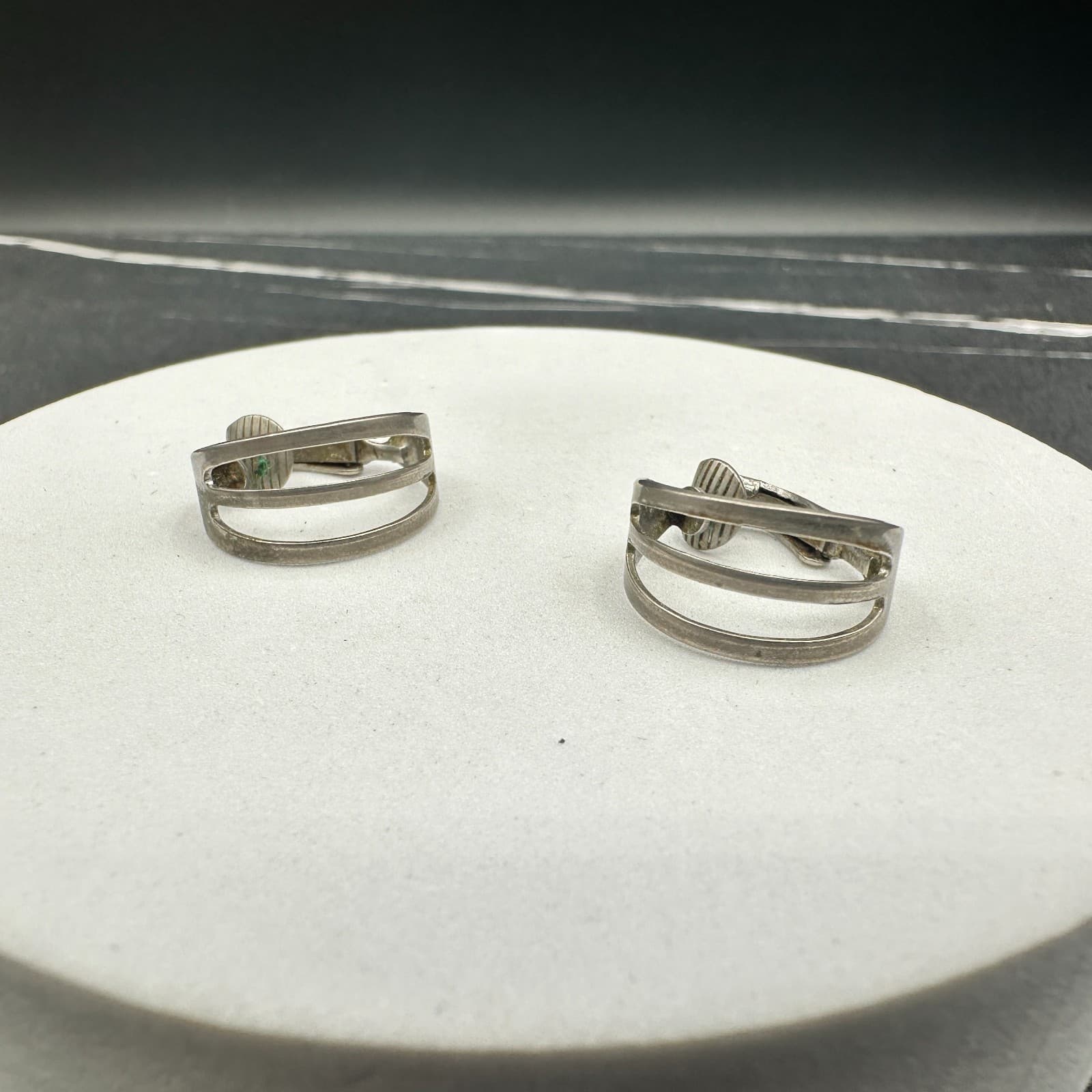 Vintage Silver-Tone Geometric Clip-On Earrings Retro Cage Open Band Style - Thumbnail 2