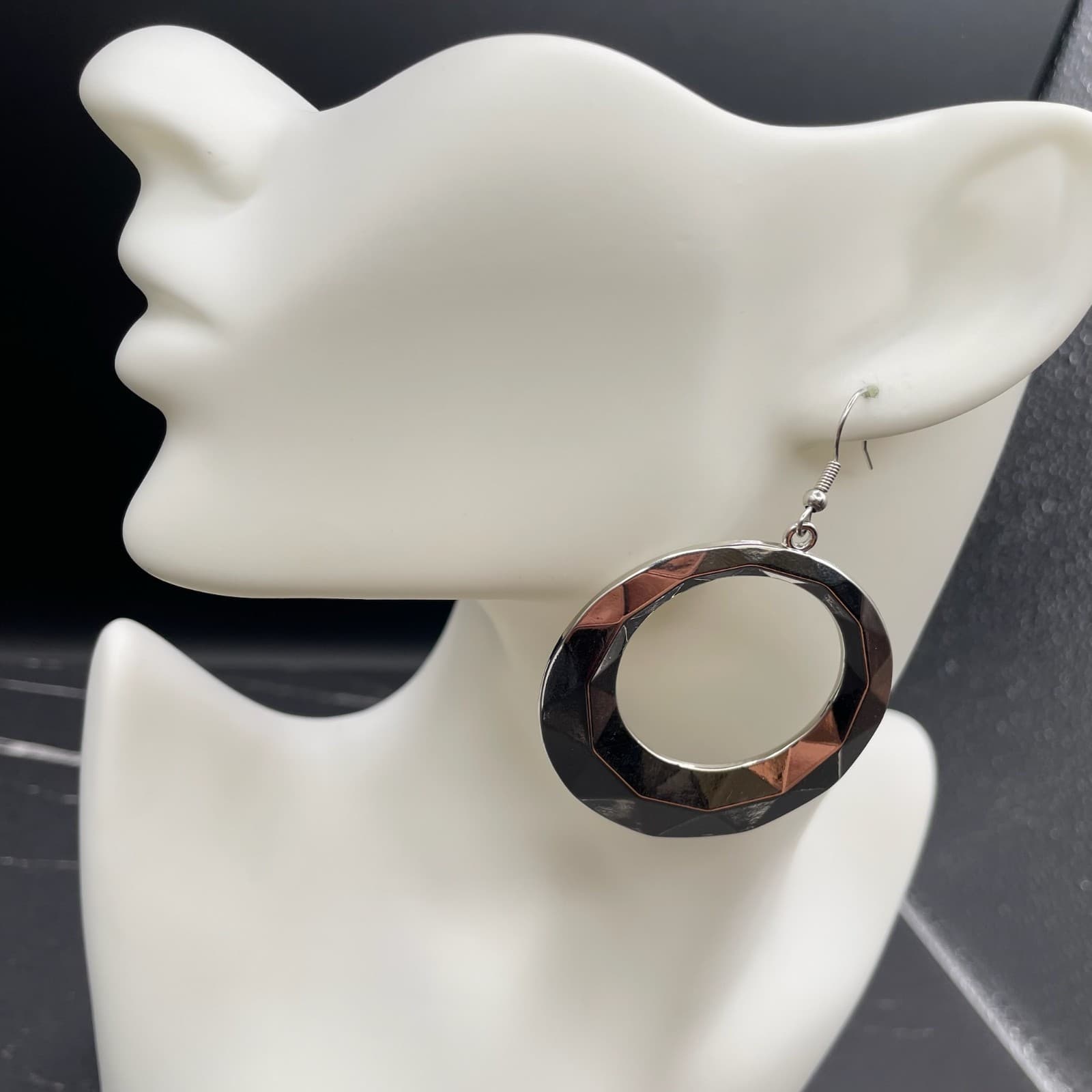 Silver-Tone Classic Fashion Geometric Stippled Faceted Hoop French Hook Earrings - Thumbnail 5