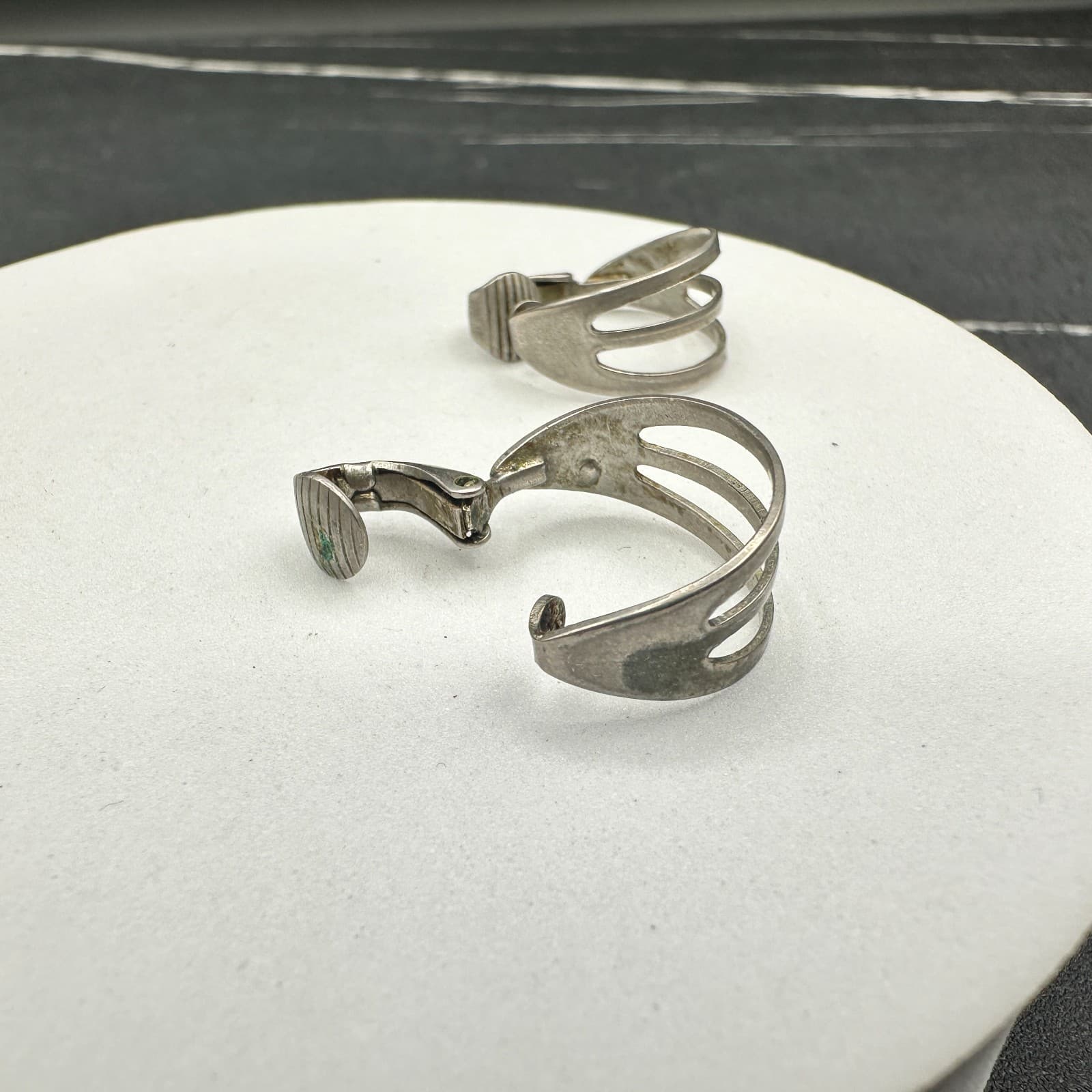 Vintage Silver-Tone Geometric Clip-On Earrings Retro Cage Open Band Style - Thumbnail 6