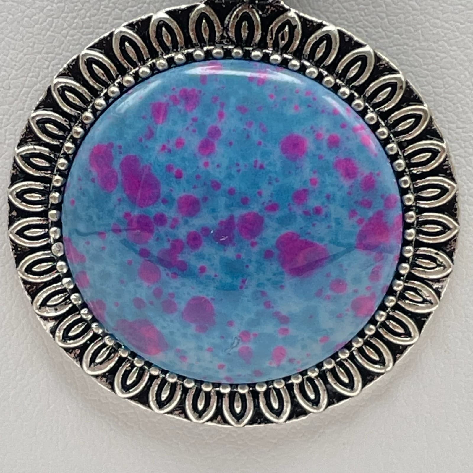 Vintage Y2K Silver Tone Necklace Blue & Pink Splatter Paint Pendant Figaro Chain - Thumbnail 4