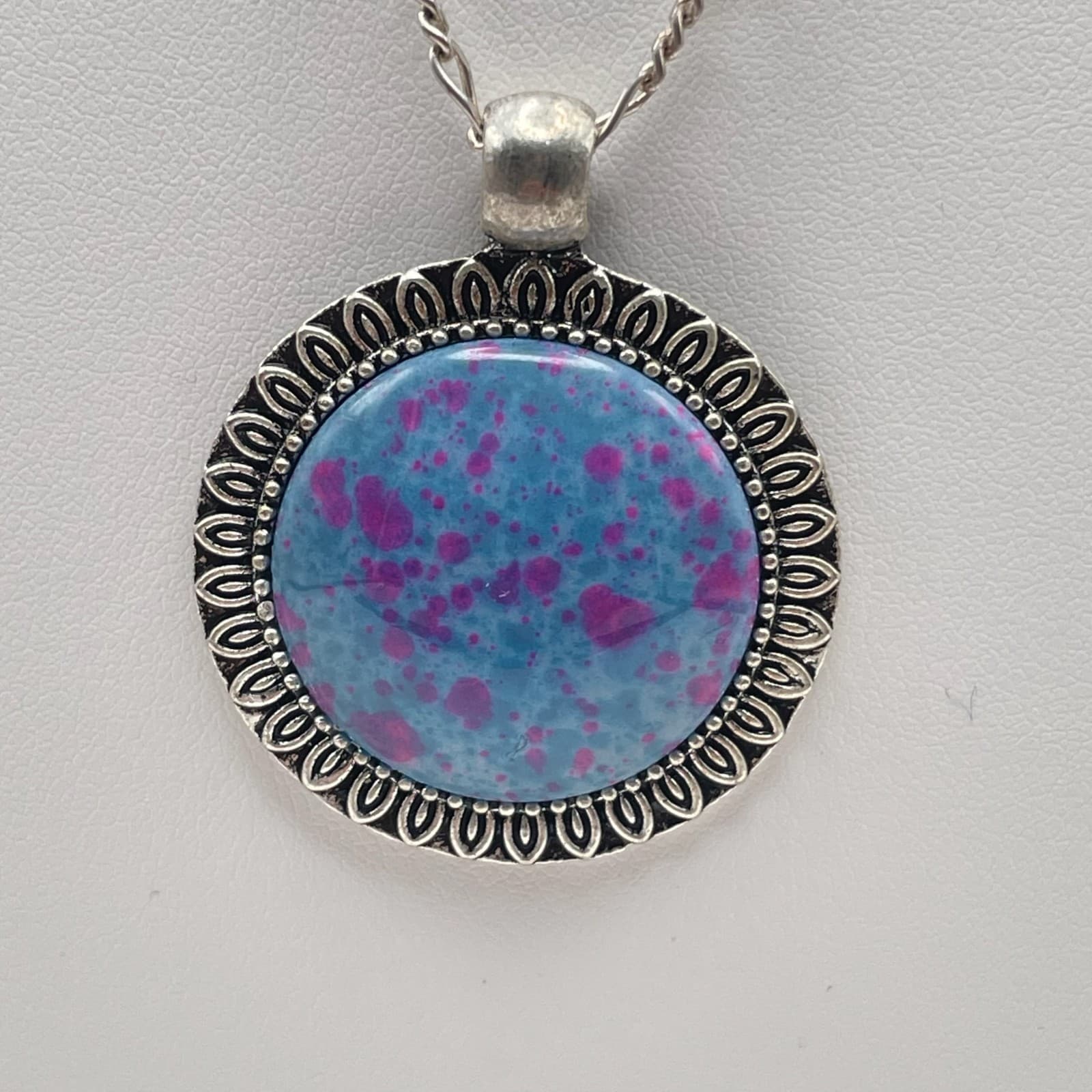 Vintage Y2K Silver Tone Necklace Blue & Pink Splatter Paint Pendant Figaro Chain - Thumbnail 3