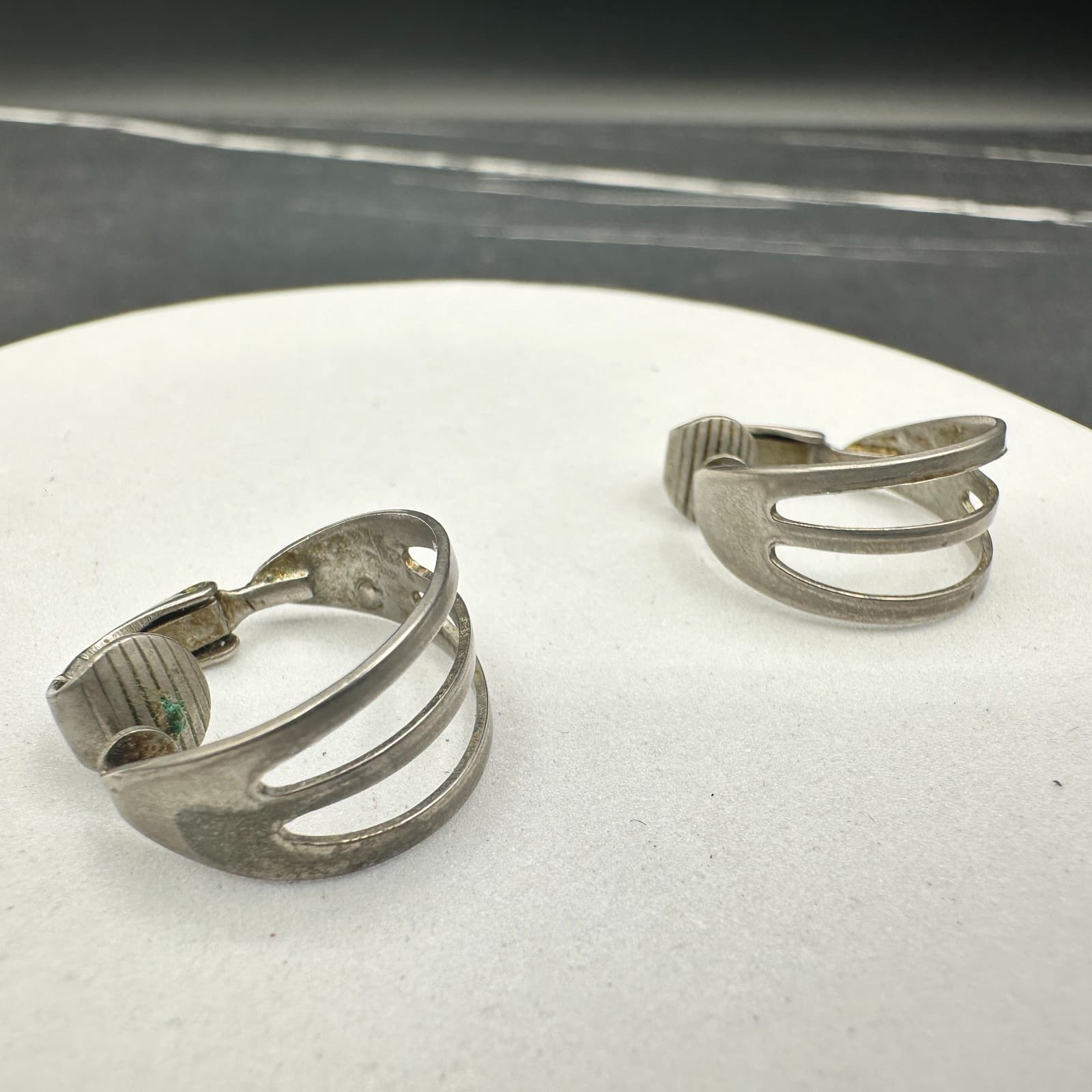 Vintage Silver-Tone Geometric Clip-On Earrings Retro Cage Open Band Style - Thumbnail 4