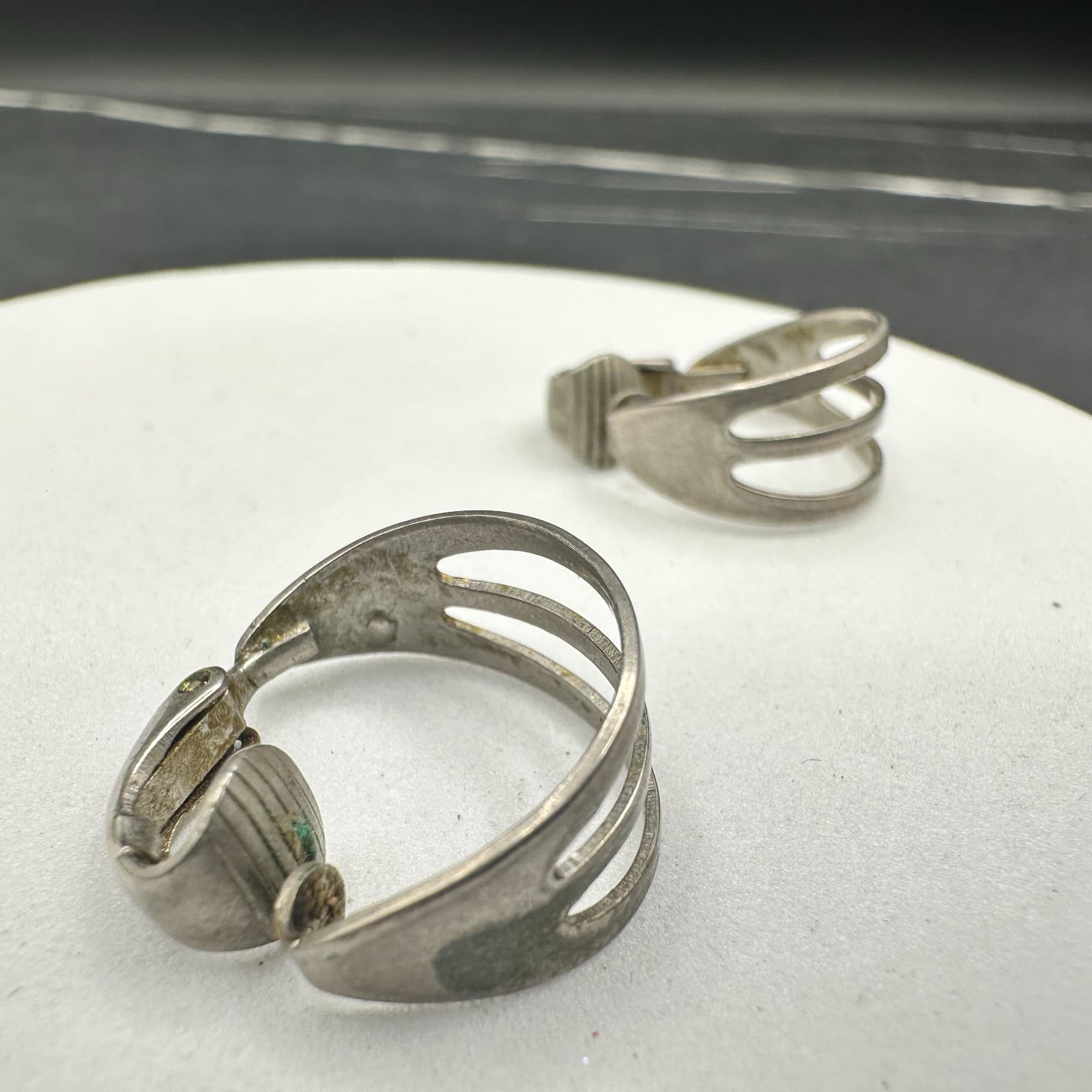 Vintage Silver-Tone Geometric Clip-On Earrings Retro Cage Open Band Style - Thumbnail 5