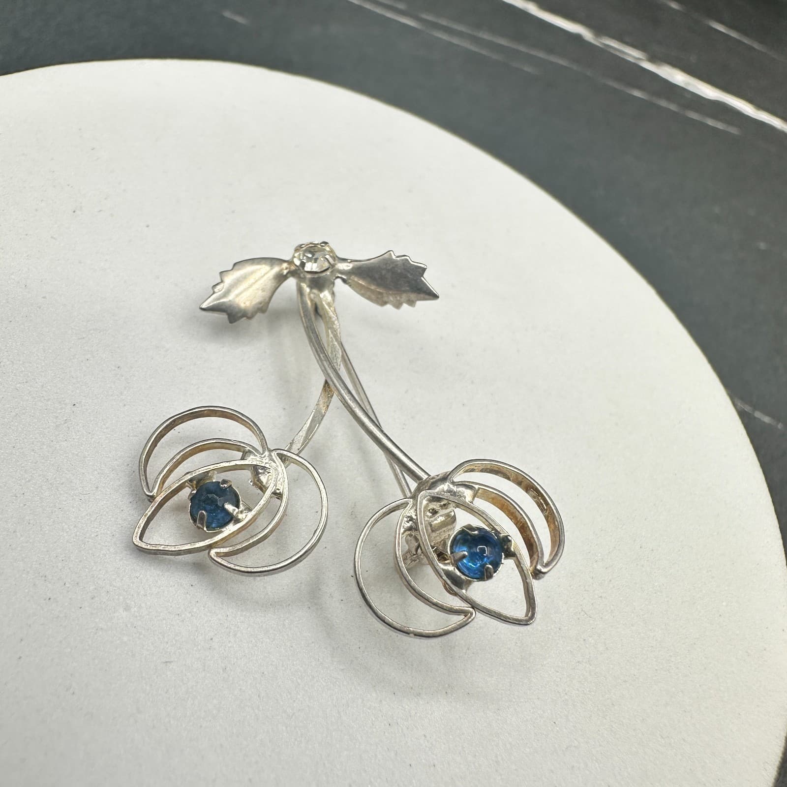 Vintage Silver tone Floral Brooch With Blue Rhinestones Or Sapphires Fashion - Thumbnail 3