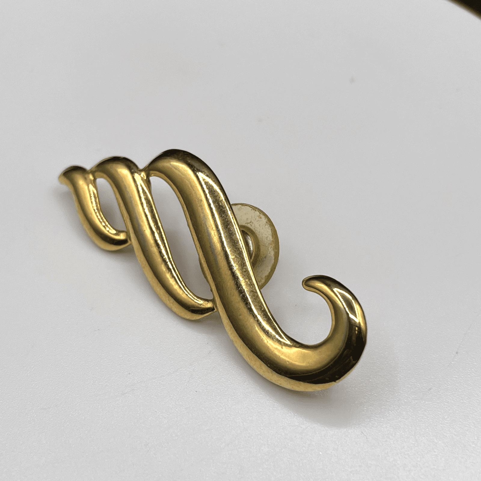 Vintage Gold Tone Abstract Swirl Ribbon Wave Brooch Pin Jewellery 2 Inch - Image 1