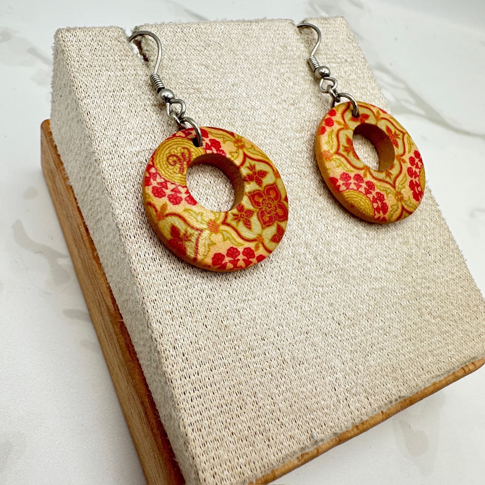 Vintage Disney Boho Red Floral Wood Dangle Earrings Open Circle Folk Art Moana - Thumbnail 2