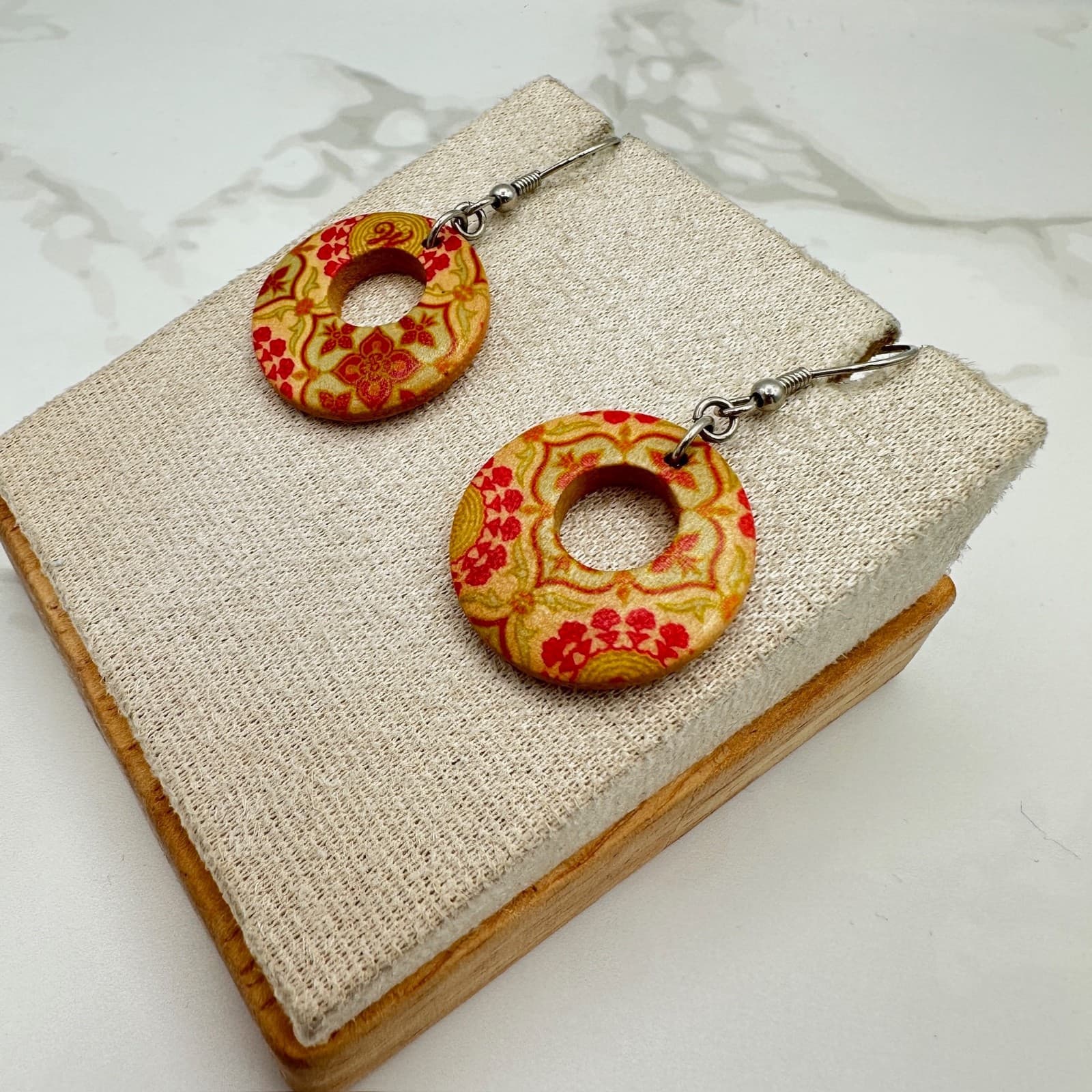 Vintage Disney Boho Red Floral Wood Dangle Earrings Open Circle Folk Art Moana - Thumbnail 3