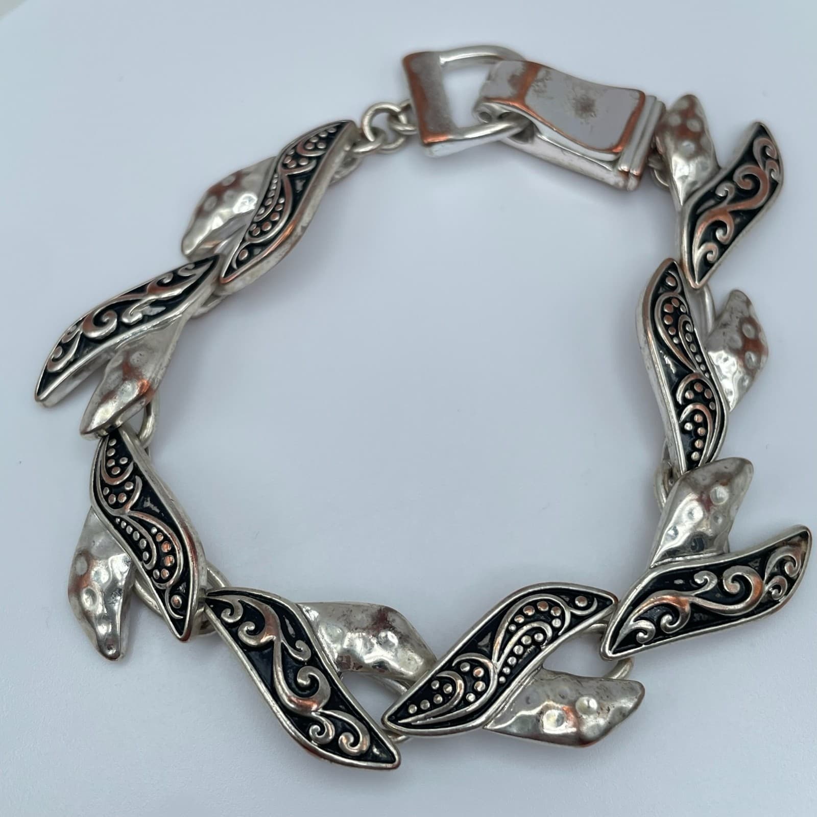 Vintage 80s Silver-Tone Hammered Enamel Abstract Link Statement Bracelet Jewelry - Image 1