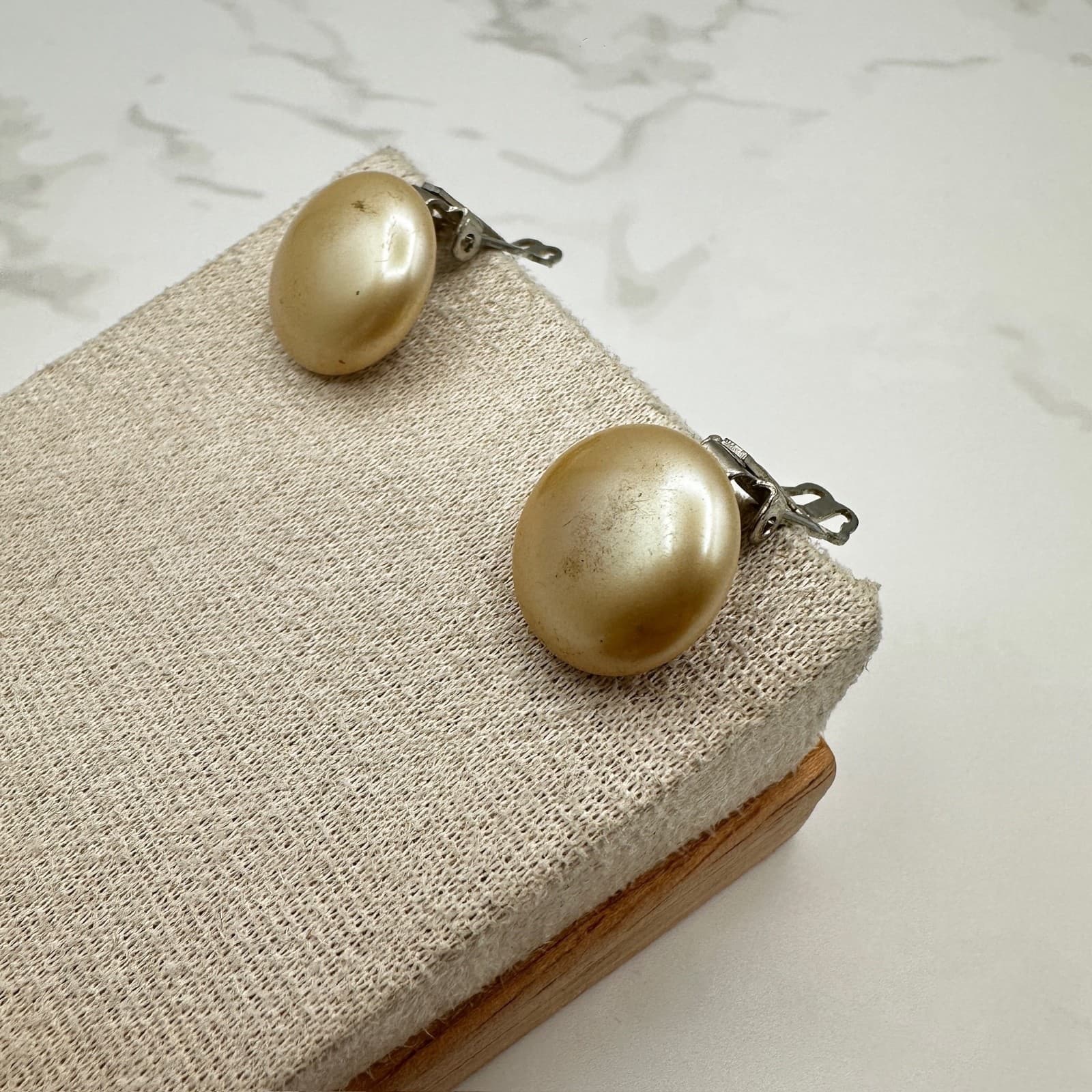 Vintage Gold Tone Faux Pearl Domed Button Clip On Earrings Classic Glam Chunky - Thumbnail 3