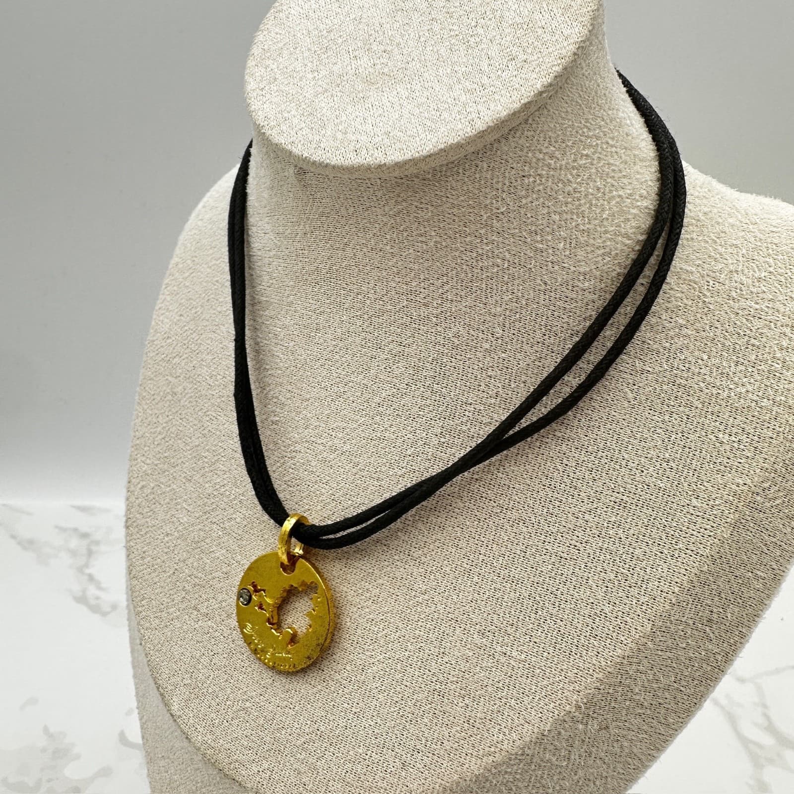 Vintage Jas's Jewelry Gold Tone World Map Pendant Necklace Medallion Y2K 90s - Thumbnail 3