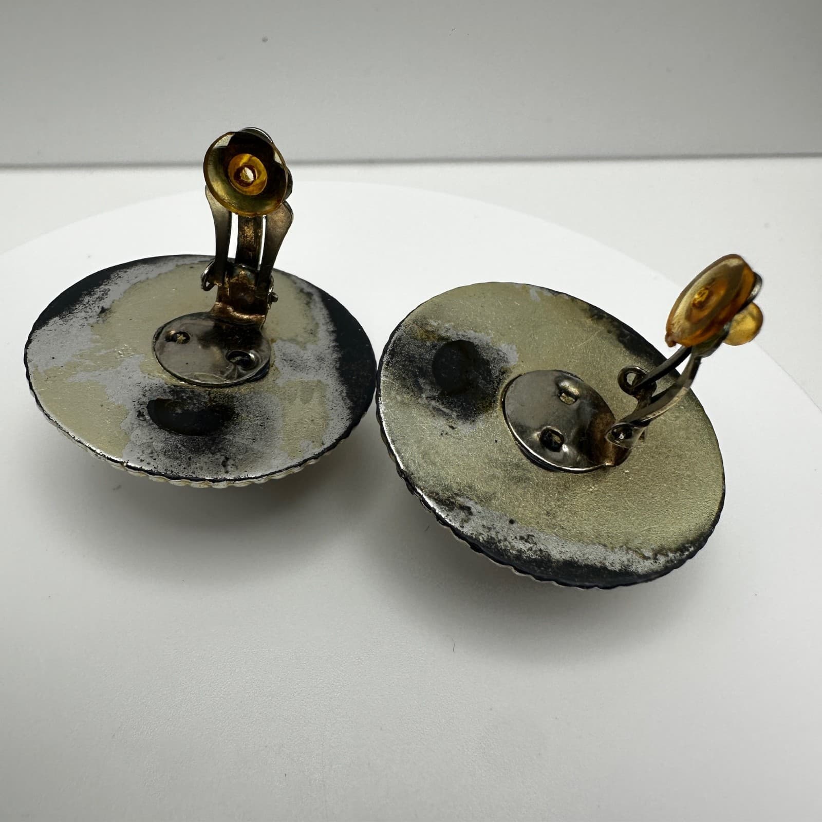 Vintage 90s White Enamel Cabochon Gold-Tone Round Ornate Clip On Earring Jewelry - Thumbnail 6