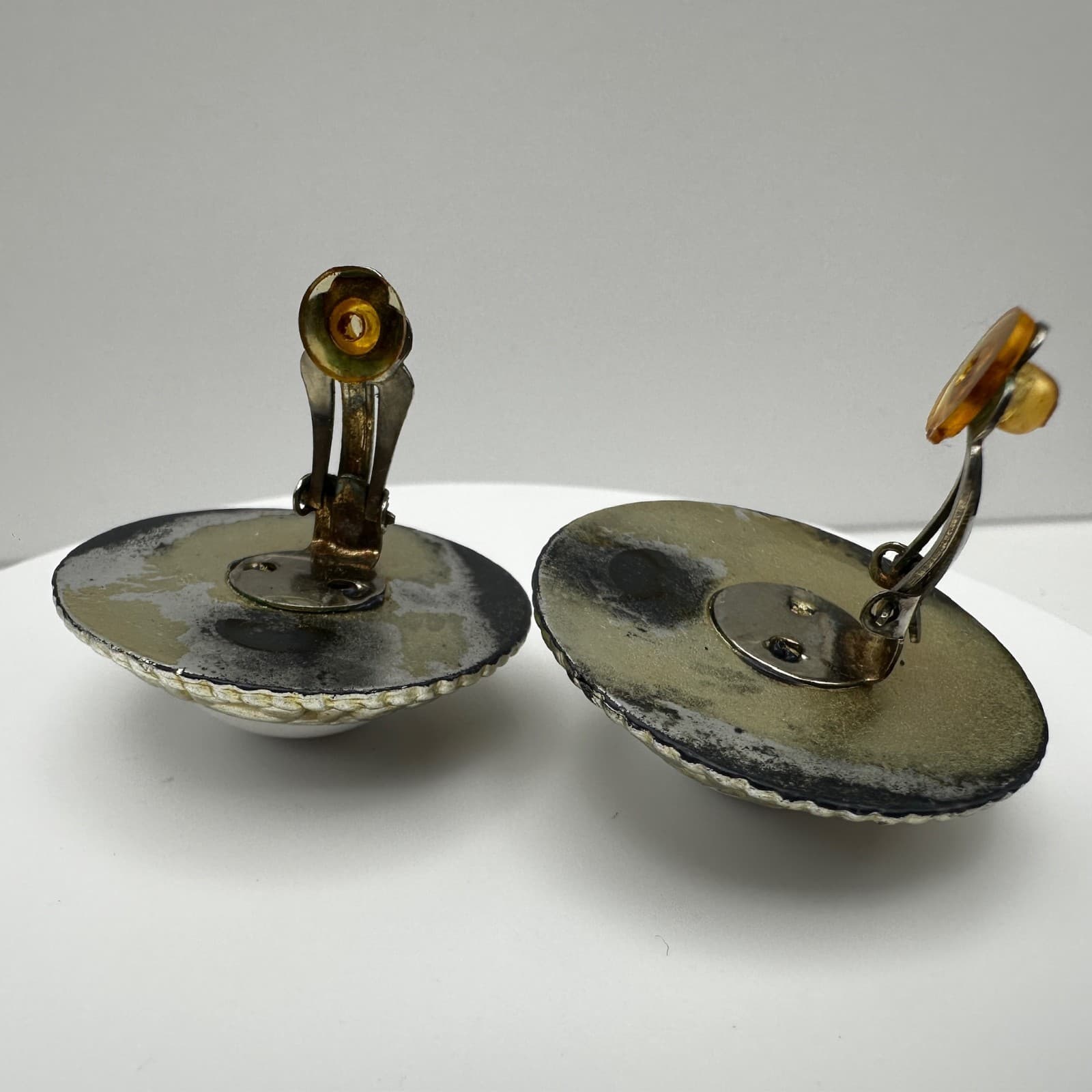 Vintage 90s White Enamel Cabochon Gold-Tone Round Ornate Clip On Earring Jewelry - Thumbnail 7