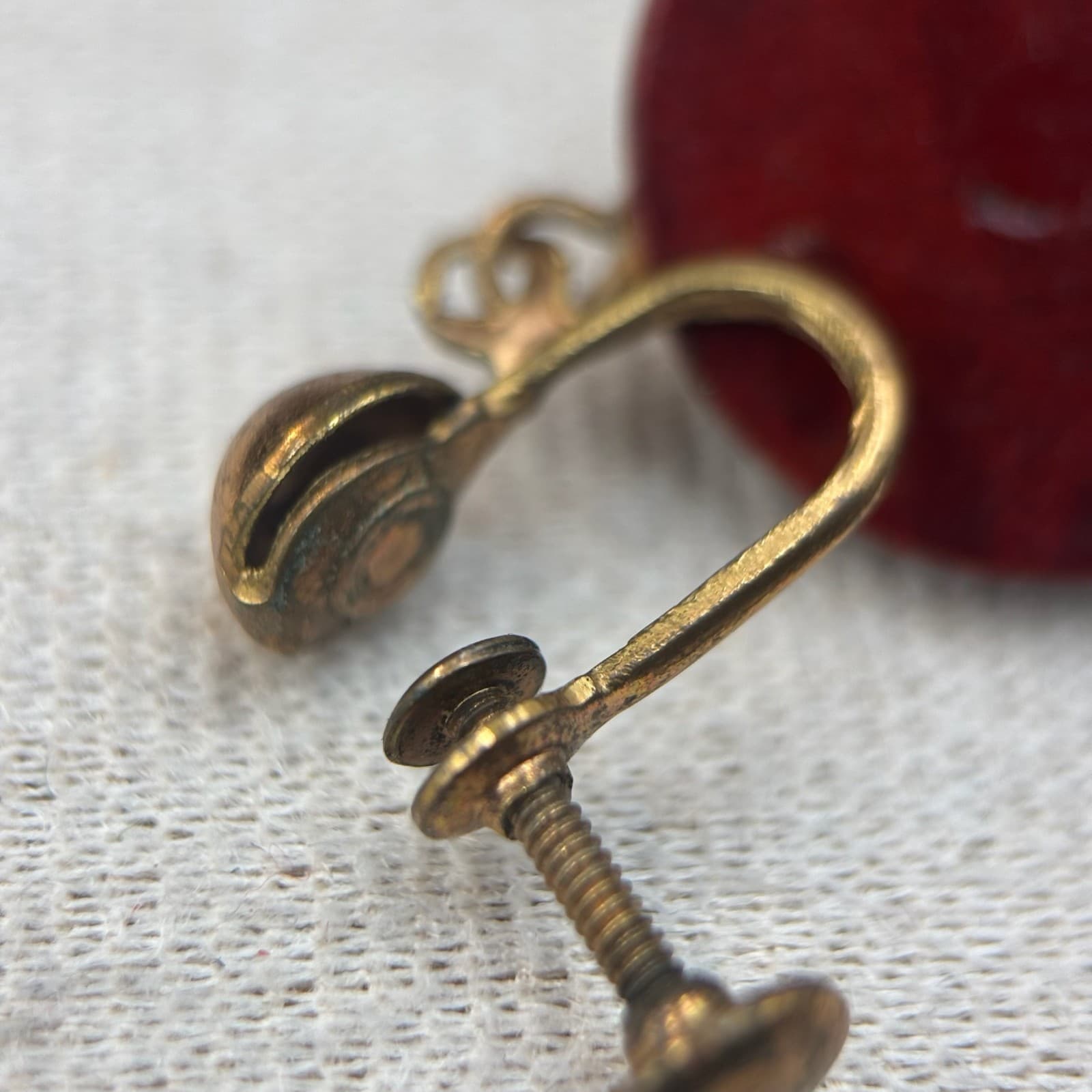 Vintage Red Wood Burl Button Screw-Back Classic Retro Fashion Earrings - Thumbnail 3