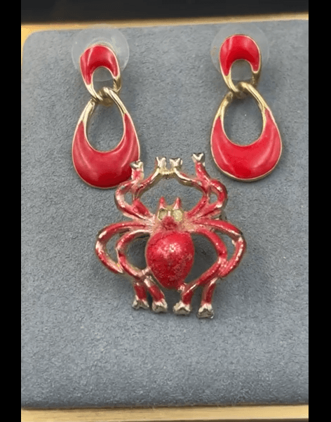 Vintage VTG Gold Tone Spooky Spider Red Enamel Brooch Set with Clip Doorknocker - Image 1