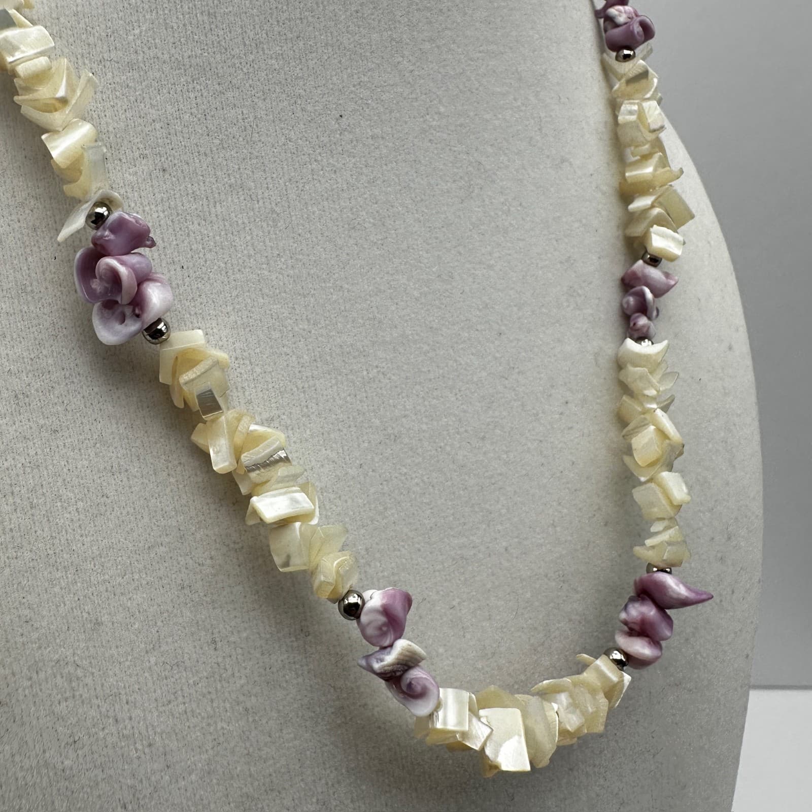 Vintage 90s Mother of Pearl & Dyed Chip Shell Beads Choker Necklace Jewelry - Thumbnail 2