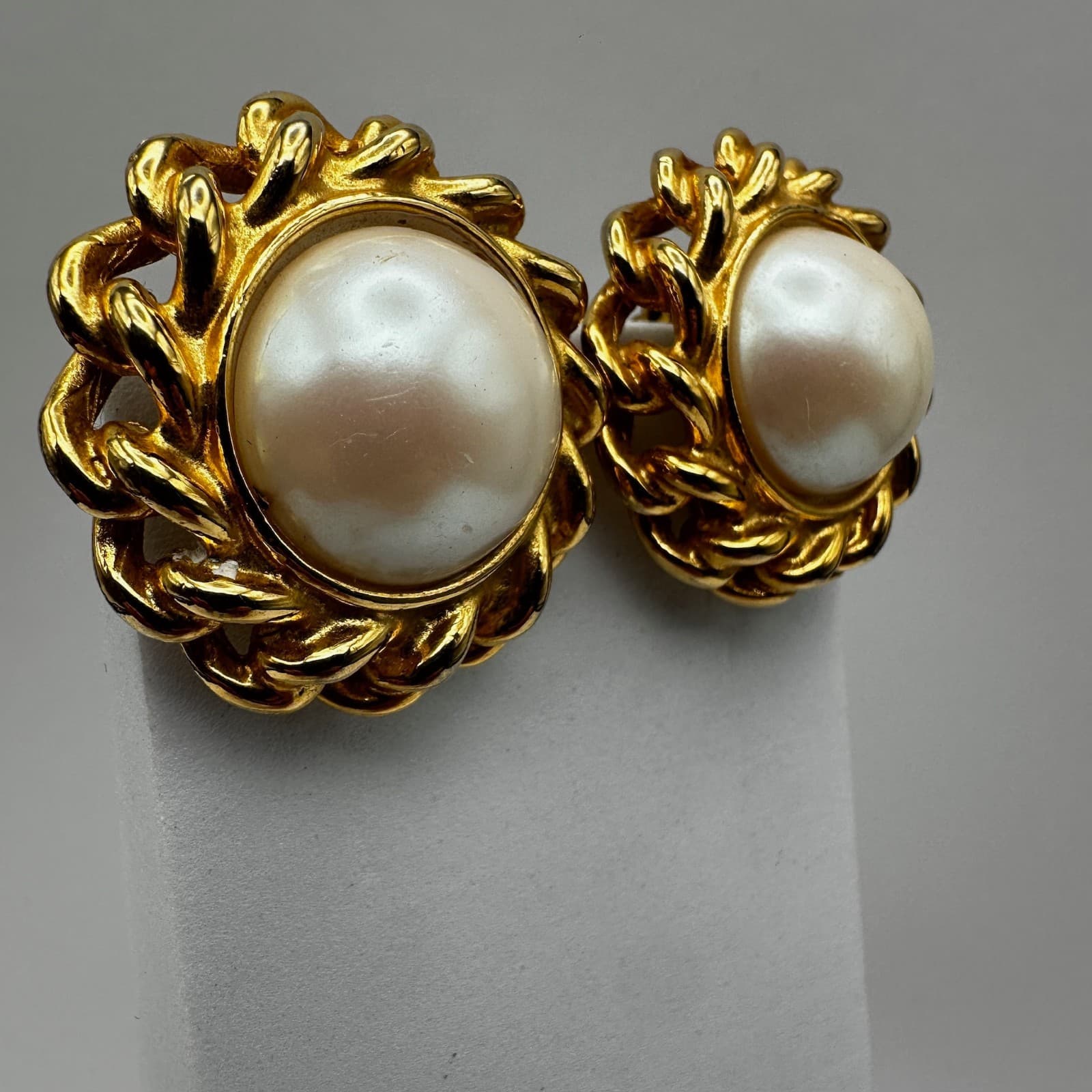 Vintage 80s Gold Faux Pearl Clip On Earrings Cable Rope Chain Dome Shape Jewelry - Thumbnail 2