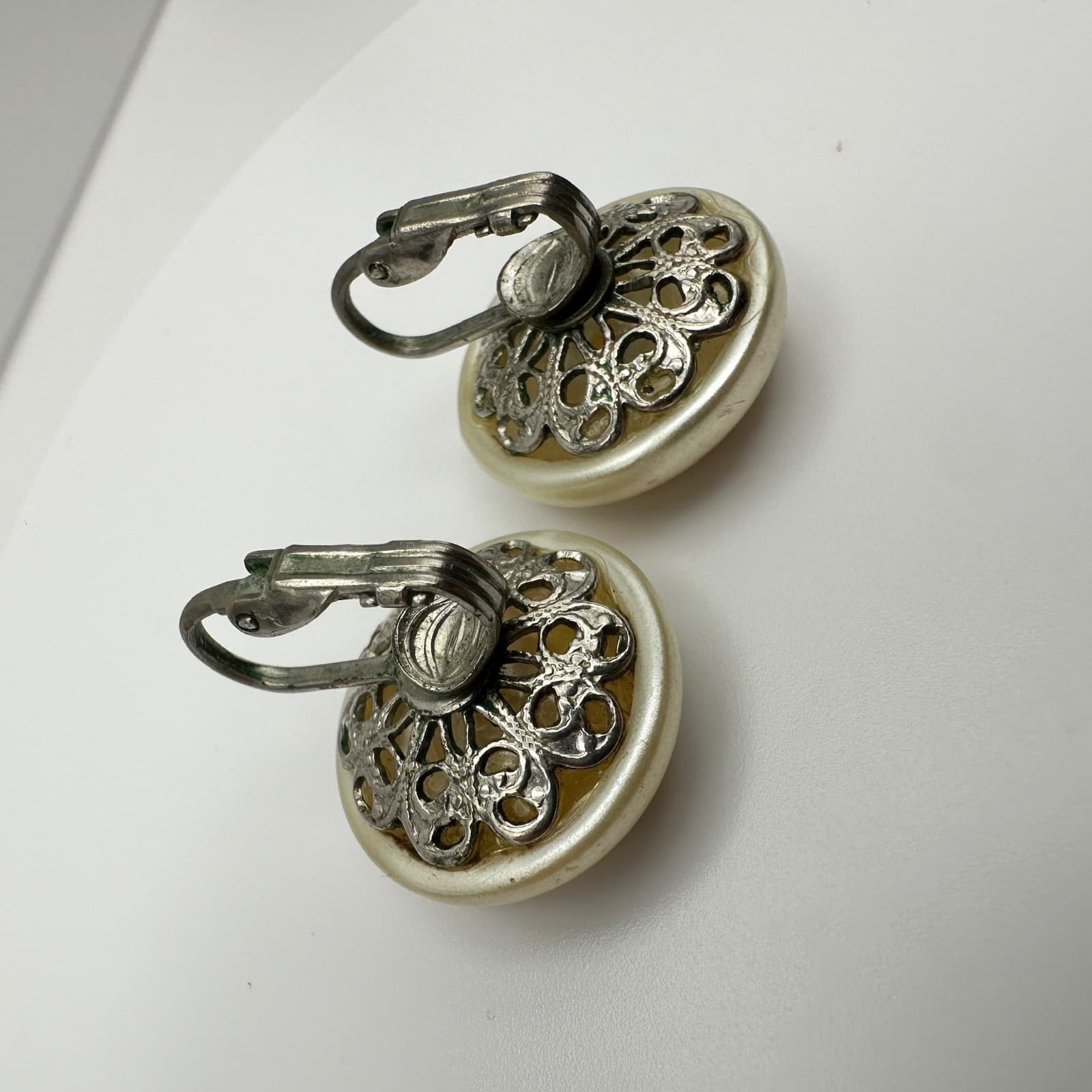 Vintage 80s Round Pearl Tone Clip On Earrings Silver Tone Dome Button Jewelry - Thumbnail 6