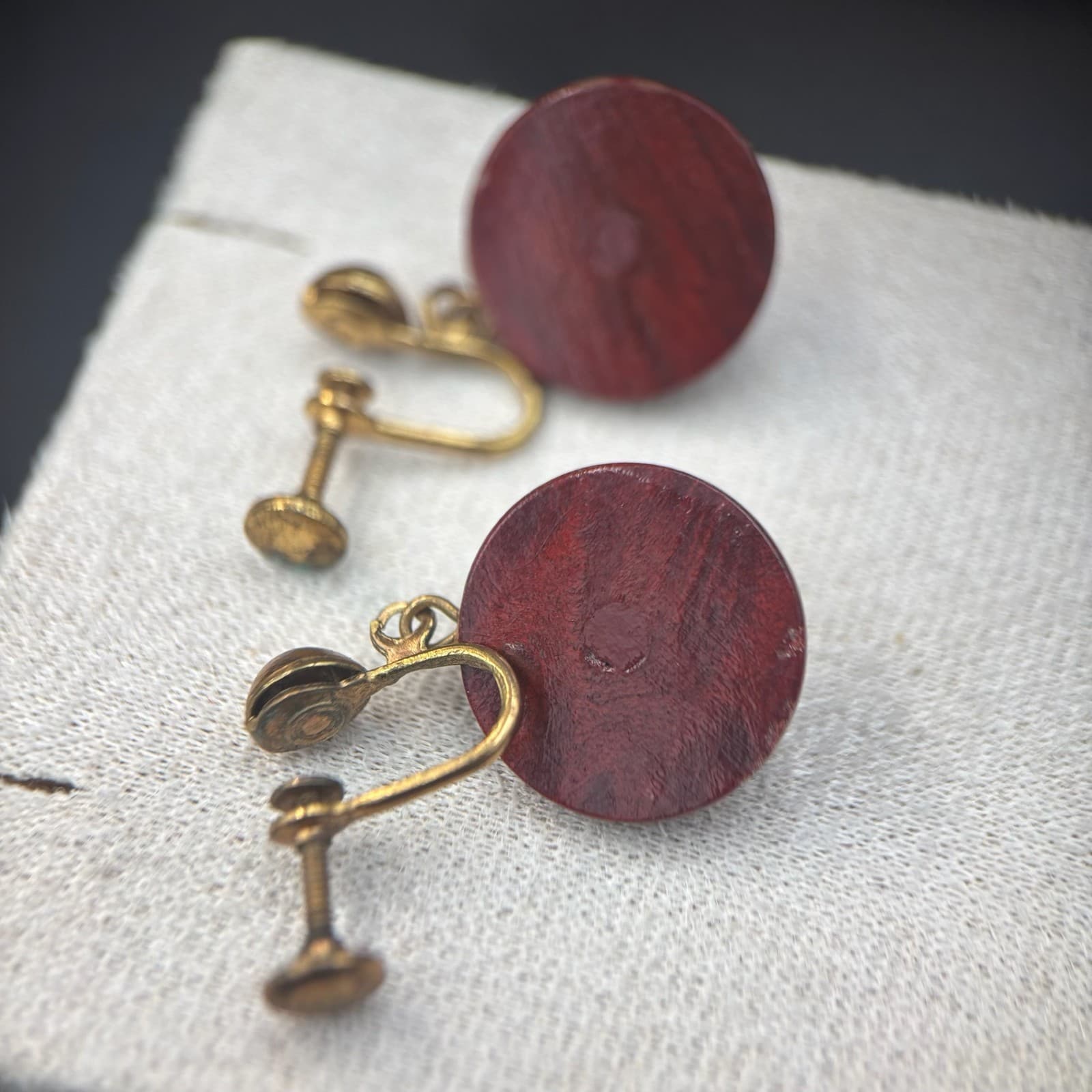 Vintage Red Wood Burl Button Screw-Back Classic Retro Fashion Earrings - Thumbnail 4