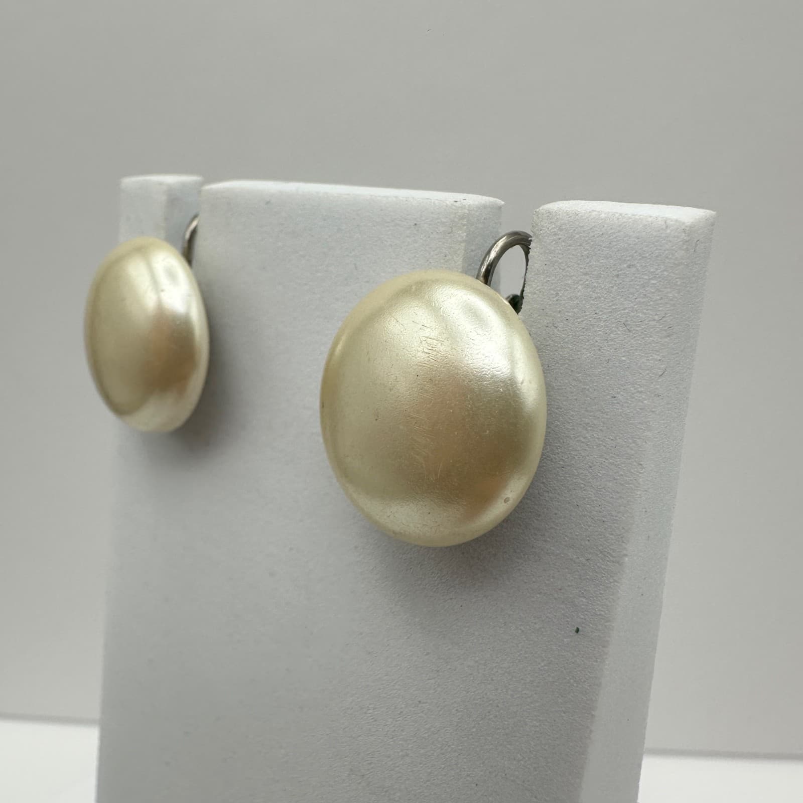 Vintage 80s Round Pearl Tone Clip On Earrings Silver Tone Dome Button Jewelry - Thumbnail 3