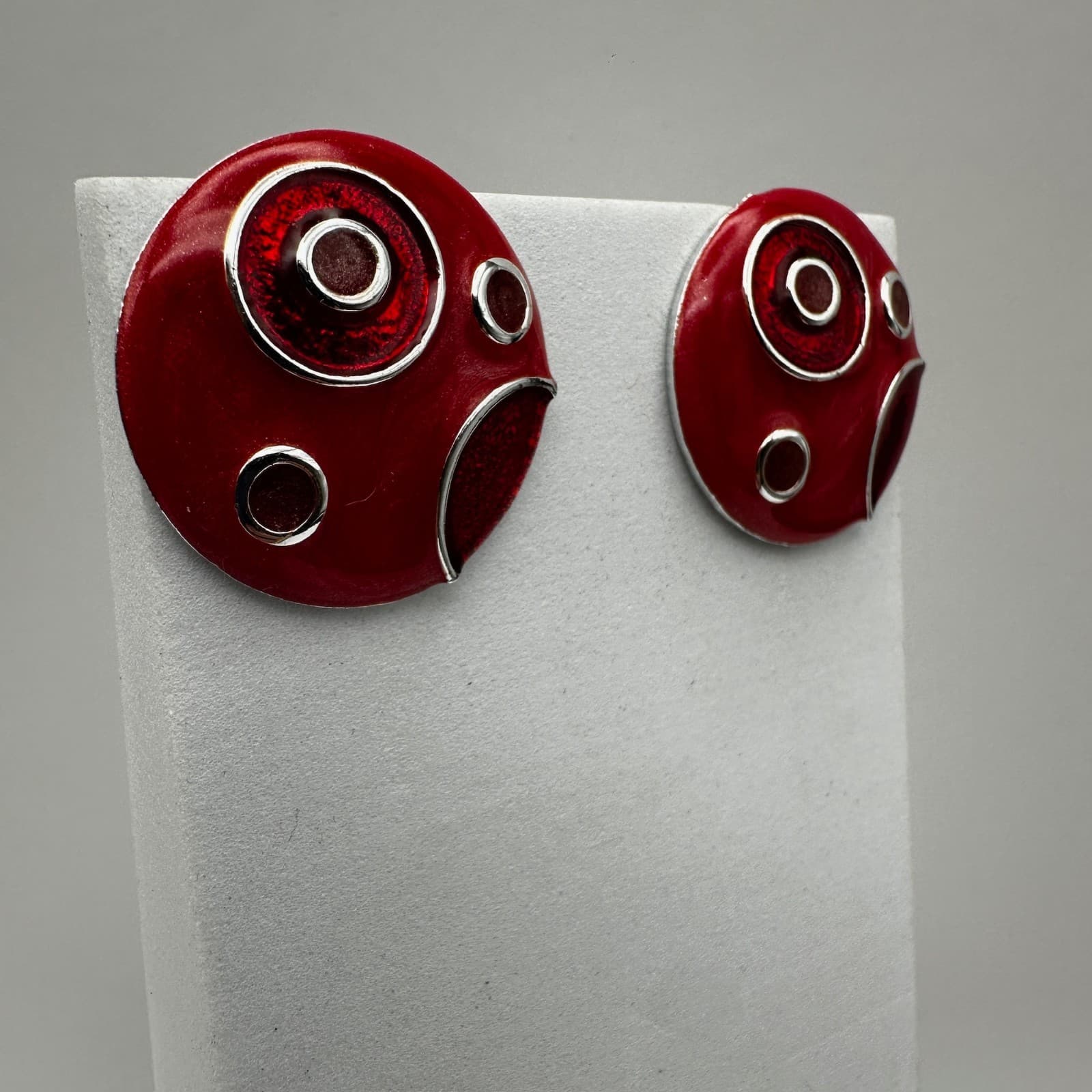 Vintage 90s Red Enamel Geometric Round Silver-Tone Metal Clip-On Earring Jewelry - Thumbnail 2