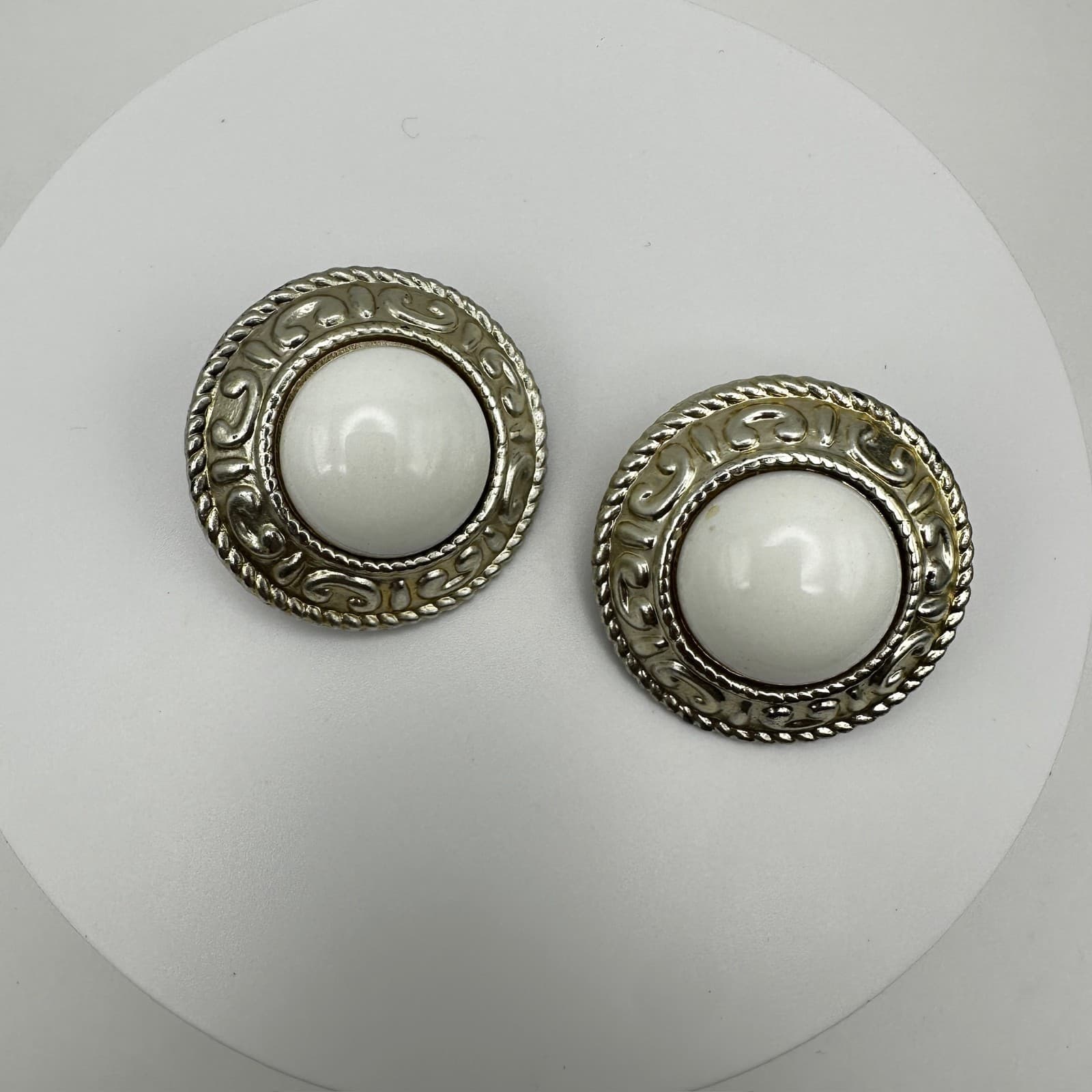 Vintage 90s White Enamel Cabochon Gold-Tone Round Ornate Clip On Earring Jewelry - Thumbnail 5