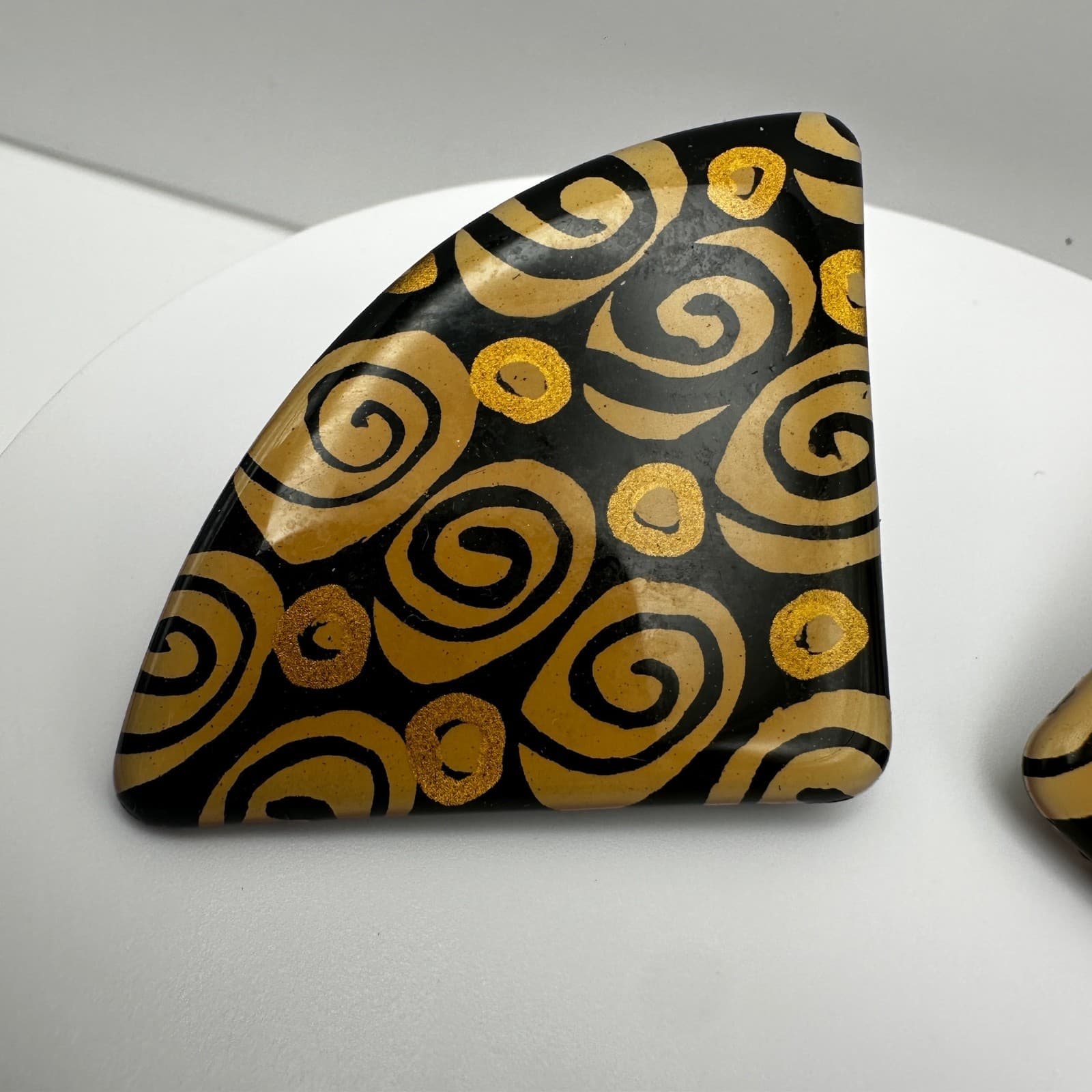 Vintage 90s Statement Black Beige Swirl Design Geometric Clip-On Earring Jewelry - Thumbnail 2