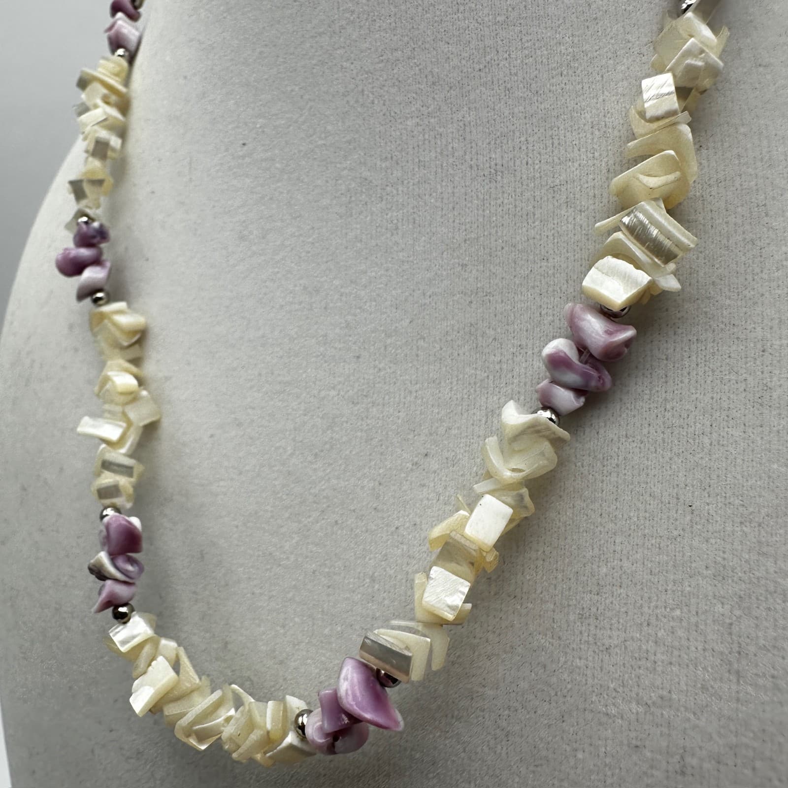 Vintage 90s Mother of Pearl & Dyed Chip Shell Beads Choker Necklace Jewelry - Thumbnail 3