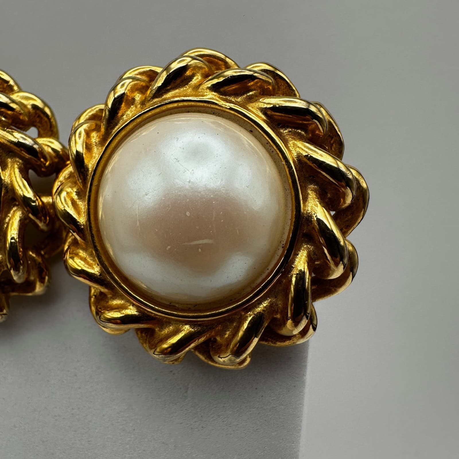 Vintage 80s Gold Faux Pearl Clip On Earrings Cable Rope Chain Dome Shape Jewelry - Thumbnail 4
