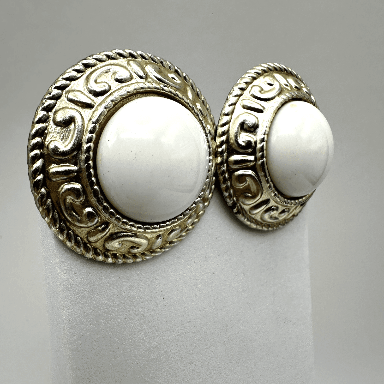 Vintage 90s White Enamel Cabochon Gold-Tone Round Ornate Clip On Earring Jewelry - Thumbnail 2