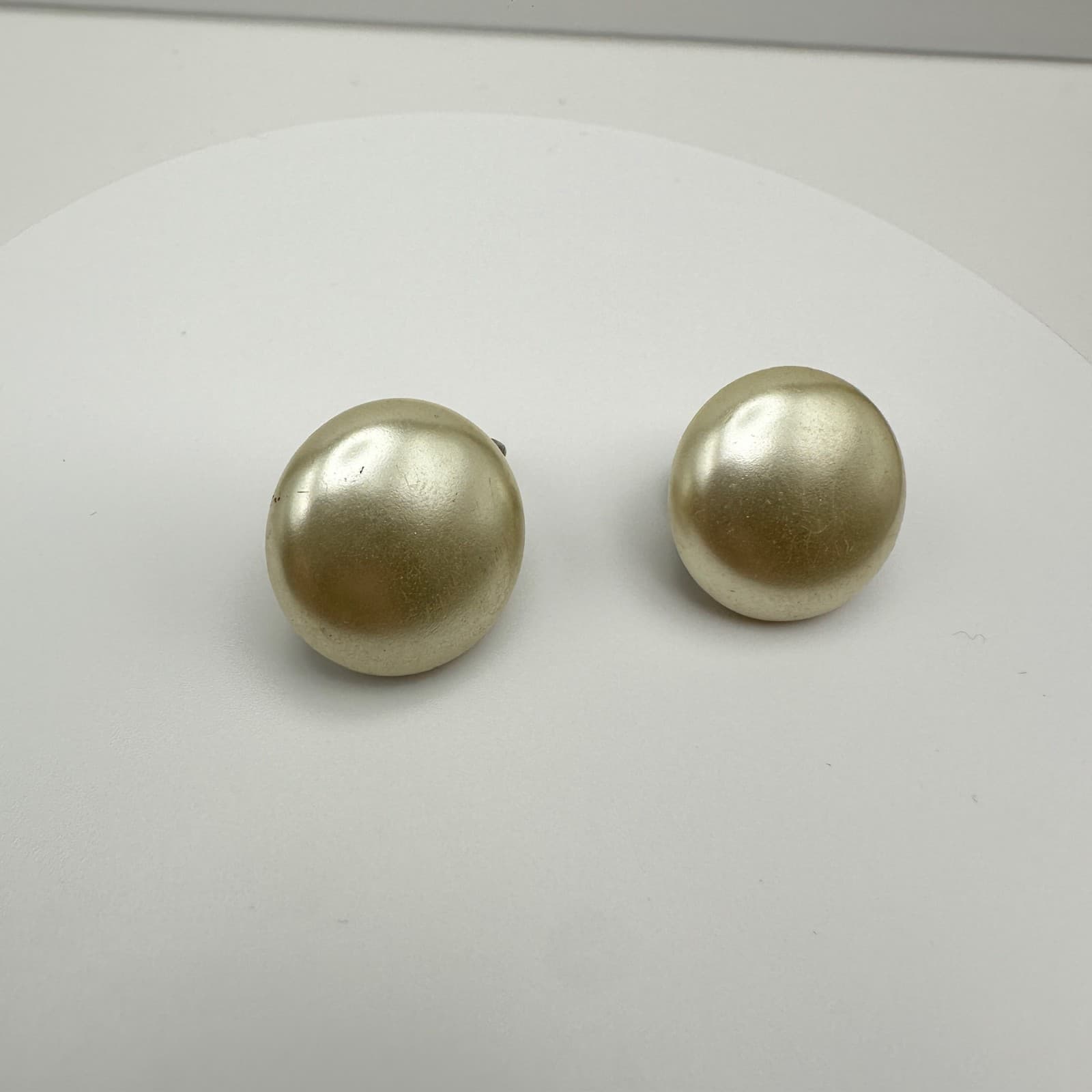Vintage 80s Round Pearl Tone Clip On Earrings Silver Tone Dome Button Jewelry - Thumbnail 4